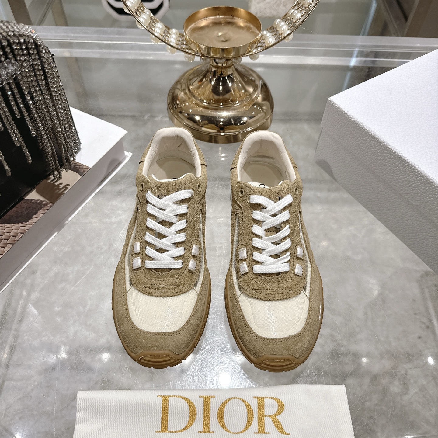 NO:652960,26 early autumn new Dior Dior Run'n'Dior film sneakers CD cowhide casual shoes running shoes for couples, simple and super versatile. The upper is equipped with Logo cloth label. The upper foot is perfect and luxurious, and can be matched with any spring, summer, autumn and winter clothing. The upper foot is even more comfortable!  This Run'n'Dior sneaker is a new product in the 2025 autumn series, reinterpreting the sports style with an elegant and fashionable shape. The upper is carefully made of white and black mesh fabric, and the laces and heel are decorated with the Christian Dior Paris logo. The exquisite two-color sole is light and soft, which can add a high-end temperament to all kinds of casual looks. The upper is cowhide/technical mesh, the lining is customized breathable mesh fabric, the sole is TPU absorbent film anti-slip outsole, super lightweight  Size women's 35-39 (40.41 customized, non-returnable), casual shoes/sports shoes, dior, dior, sneakers, cowhide1986090926早秋新款Dior迪奥 Run'n'Dior 胶片运动鞋CD牛皮面休闲鞋跑步鞋情侣款 简约超级百搭. 鞋面搭配 Logo布标.上脚完美奢华可任意搭配春夏秋冬服饰. 上脚更是舒适！ 这款 Run'n'Dior 运动鞋是二零二五秋季系列新品,以优雅时尚的造型重新演绎运动风格.鞋面采用白色和黑色网眼织物精心制作,鞋带和鞋跟饰以Christian Dior Paris标志.精致的双色鞋底轻盈柔软,可为各式休闲造型增添高订气质. 鞋面牛皮/科技网面 内里垫脚定制透气网眼织物 鞋底TPU吸膜防滑大底 超级轻盈 码数女35-39（40.41定做不退换）,休闲鞋/运动鞋,dior,dior,sneakers,cowhide,Women's Shoes