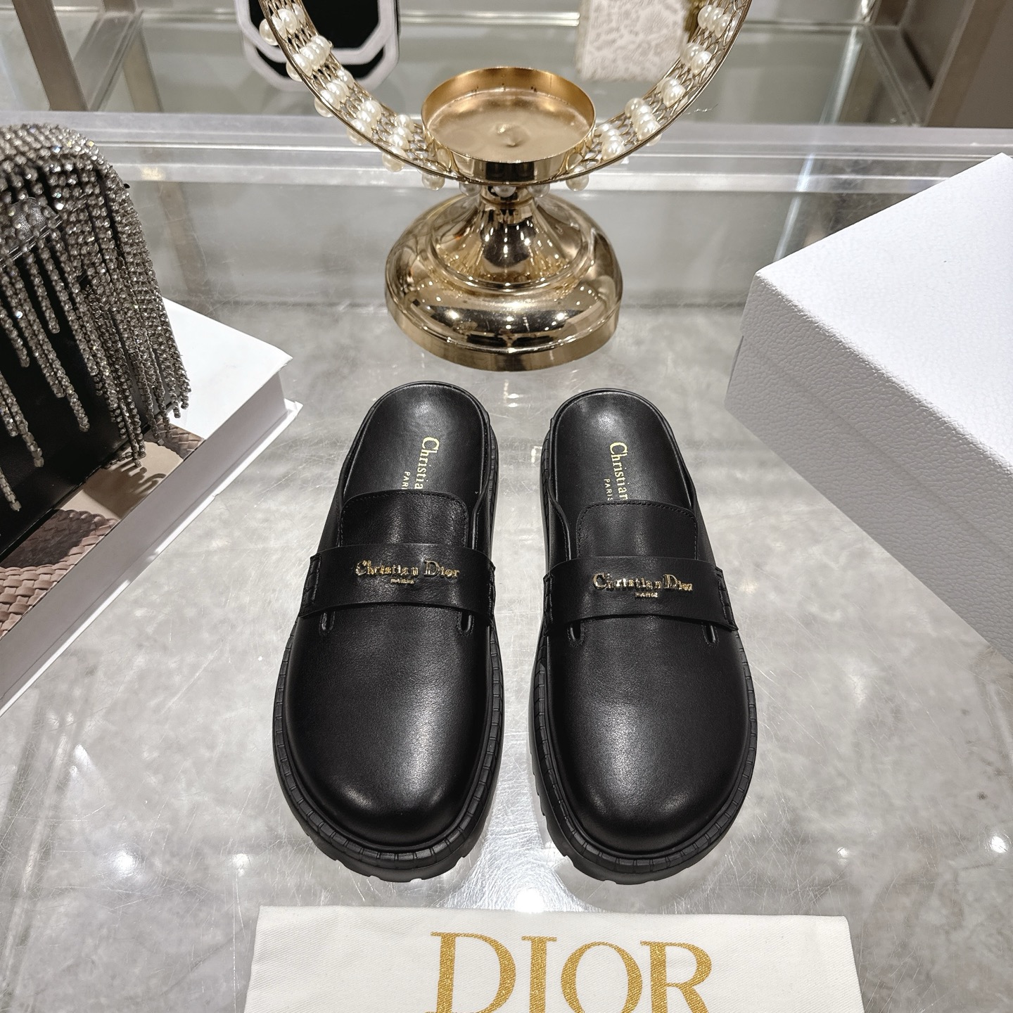 NO:652951,Niujing leather DIOR·Dior's new Boy series toe-toe half slippers, mules and loafers. The top version is purchased from the original version, developed and manufactured. This Dior half slipper is carefully made of light beige suede cow leather. The same-tone leather label on the front is decorated with a gold-tone Christian Dior Paris logo. It is soft and comfortable, easy to put on and take off, and can be matched with various styles. The original open-molded foam outsole is about 3cm thick.  Size 35-41, half drag, dior, dior, loafers, slippers, cowhide19860909牛京皮DIOR·迪奥 新款 Boy系列包头半拖鞋穆勒鞋乐福鞋 顶级版本原版购入开发做货 这款迪奥半拖鞋采用浅米色绒面牛皮革精心制作,正面同色调皮革标牌饰以金色调Christian Dior Paris标志,柔软舒适,穿脱方便,可搭配各式造型. 鞋底原版开模发泡大底 底厚约3cm 码数35-41,半拖,dior,dior,loafers,slippers,cowhide,Women's Shoes