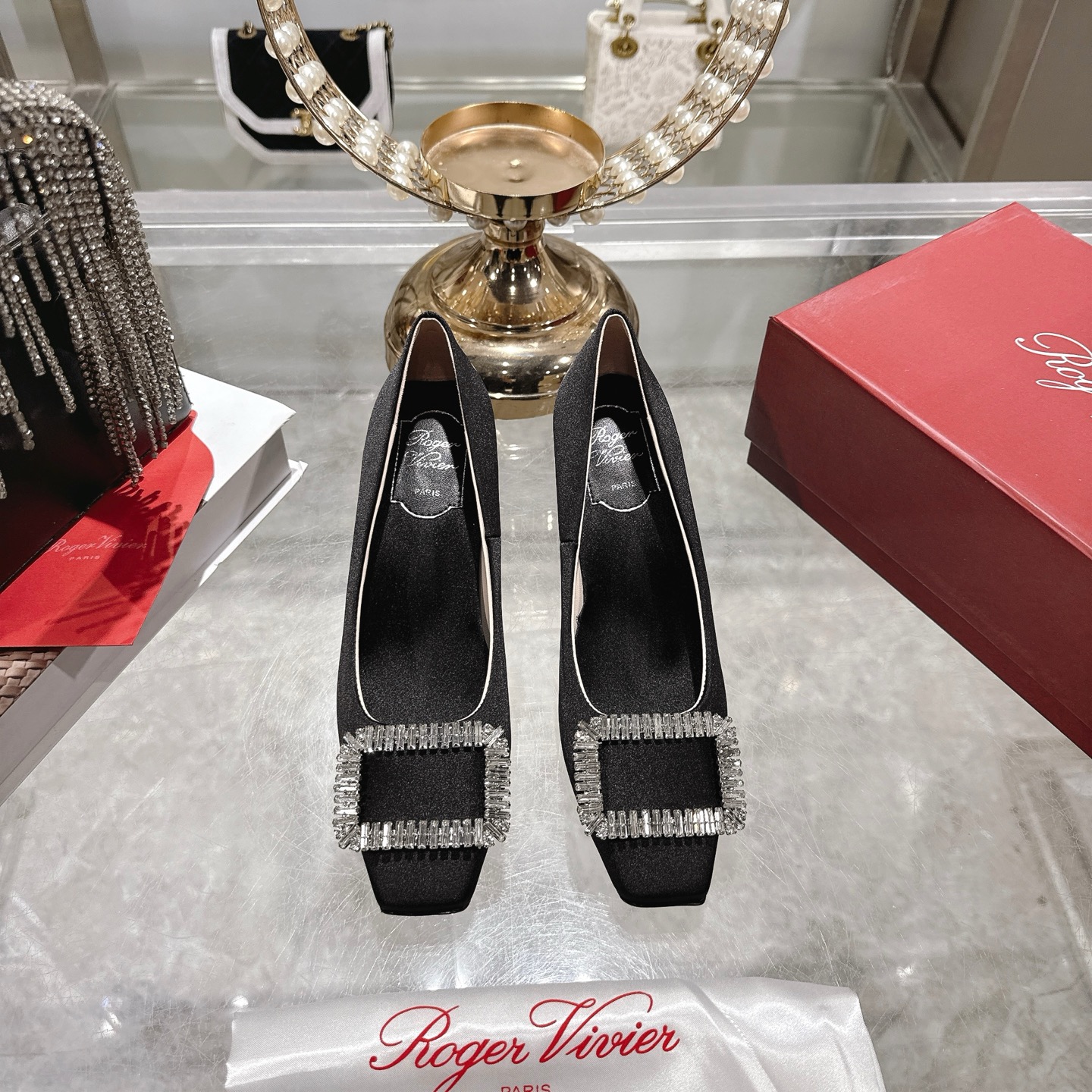 NO:652946,RogerVivi26 early spring new RV women's shoes BellVivier series silk satin high-heeled shoes. This style of shoes is made of silk satin craftsmanship. It reflects the brand's rhinestones. The square buckle aesthetic is elegant and graceful. It shows the elegance of Vivier. On the rhinestone-encrusted buckle, the French design reflects the exquisite curves of the texture. The moment of freeze-frame inspiration. The fabric is made of imported silk. Czech super sparkling rhinestone square buckle. The heel height is 4.5cm.  7cm genuine leather outsole. Size 34-39 (customized to size 40), high heels, single shoes, louis vuitton, roger vivor, high heels, real silk, Leather soles19860909RogerVivi26早春新款RV女鞋BellVivier系列丝缎高跟单鞋. 本款单鞋以丝缎匠艺制成. 辉映品牌水钻.方扣美学亭亭而立. 尽显维维亚优美雅致. 水钻镶嵌饰扣之上. 法式设计映衬质感精美曲线. 定格灵感进发时刻 面料内一致进口真丝. 捷克超闪水钻方扣. 跟高4.5cm. 7cm真皮大底.34-39正码（40定做）,高跟鞋单鞋,louis vuitton,roger vivier,high heels,real silk,Leather soles,Women's Shoes