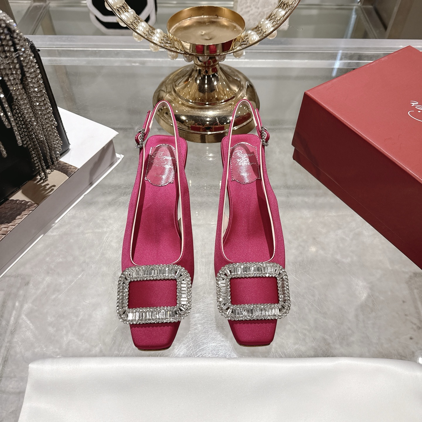 NO:652943,RogerVivi's new spring and summer RV women's shoes BellVivier series silk satin high-heeled hollow sandals. This sandal is made of silk satin craftsmanship. It reflects the brand's rhinestones. The square buckle aesthetic is elegant and graceful. It shows the elegance of Vivier. On top of the rhinestone-encrusted buckle, the French design reflects the exquisite curves of the texture. The moment of freeze-frame inspiration. The fabric is made of imported silk. Czech super sparkling rhinestone square buckle. Heel height 4.5cm  Genuine leather outsole. 34-39 regular size (40 customized), sandals, louis vuitton, roger vivor, sandals, real silk, Leather soles19860909RogerVivi春夏新款RV女鞋BellVivier系列丝缎高跟中空凉鞋本款凉鞋以丝缎匠艺制成. 辉映品牌水钻.方扣美学亭亭而立. 尽显维维亚优美雅致. 水钻镶嵌饰扣之上. 法式设计映衬质感精美曲线. 定格灵感进发时刻 面料内一致进口真丝. 捷克超闪水钻方扣. 跟高4.5cm 真皮大底.34-39正码（40定做）,凉鞋,louis vuitton,roger vivier,sandals,real silk,Leather soles,Women's Shoes