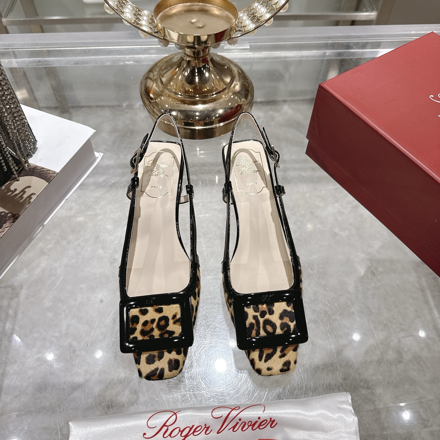 NO:652931,New version of sandals ♀ 26RV’s new works create a different charm from the classic models!  The shoe shape is more full and three-dimensional, and the comfort level is also improved accordingly!  The shape of the square buckle is more square, the aura is more powerful and the temperament is more outstanding, and the upper legs become slimmer!  Purchased the 4.5cm original version and restored the original last shape!  Go material horse hair, customized light pink water-dyed sheepskin lining, genuine leather outsole imported from Italy, top quality!  Size: 34-40, single shoes, sandals, sheepskin, Leather soles19860909新版凉鞋♀ 26RV新作品打造出与经典款不一样的韵味！ 鞋型更加饱满立体,舒适度也相应提升！方扣形状更方了,气场强大气质更出众,上脚越发显瘦！ 购入4.5cm原版.还原原版楦头型！ Go 材料马毛 内里定制浅粉水染羊皮内里 意大利进口真皮大底,顶级！ 码数: 34-40,单鞋,sandals,sheepskin,Leather soles,Women's Shoes