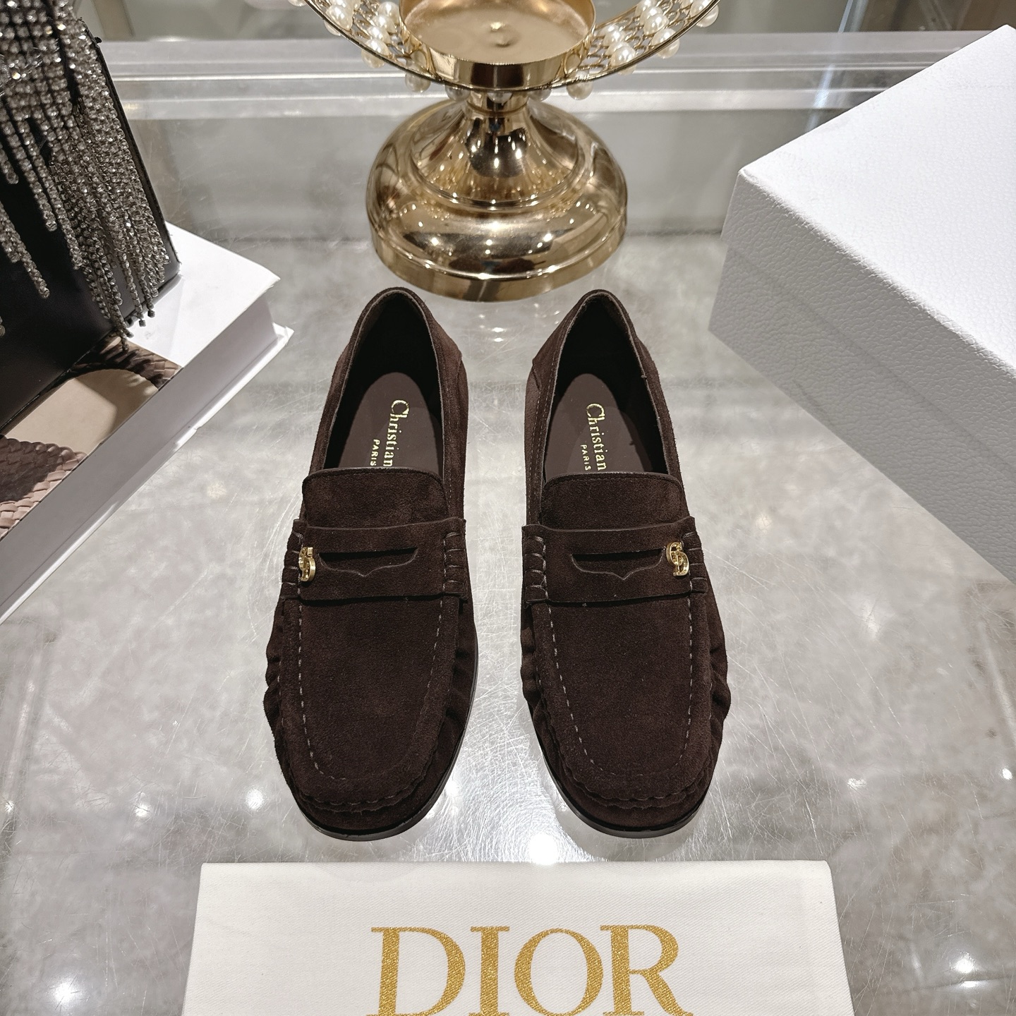 NO:652907,Dior Dior 26 early spring new style D-Time flat bottom small round toe ballet doll women's shoes CD letter logo hardware buckle fashionable and comfortable casual loafers Material upper imported cow wrinkled patent leather/Niujing water-dyed sheepskin lining + Italian injection molded leather outsole Size: 35-41 (40.41 customized non-returnable), loafers, dior, dior, loafers, sheepskin, Leather soles19860909Dior 迪奥26早春新款 D-Time平底小圆头芭蕾舞娃娃女鞋 CD字母logo五金扣时尚舒适休闲乐福鞋 材质鞋面进口牛皱漆皮/ 牛京水染羊皮内里+意大利注塑真皮大底 Size: 35-41(40.41定制不退换）,乐福鞋,dior,dior,loafers,sheepskin,Leather soles,Women's Shoes