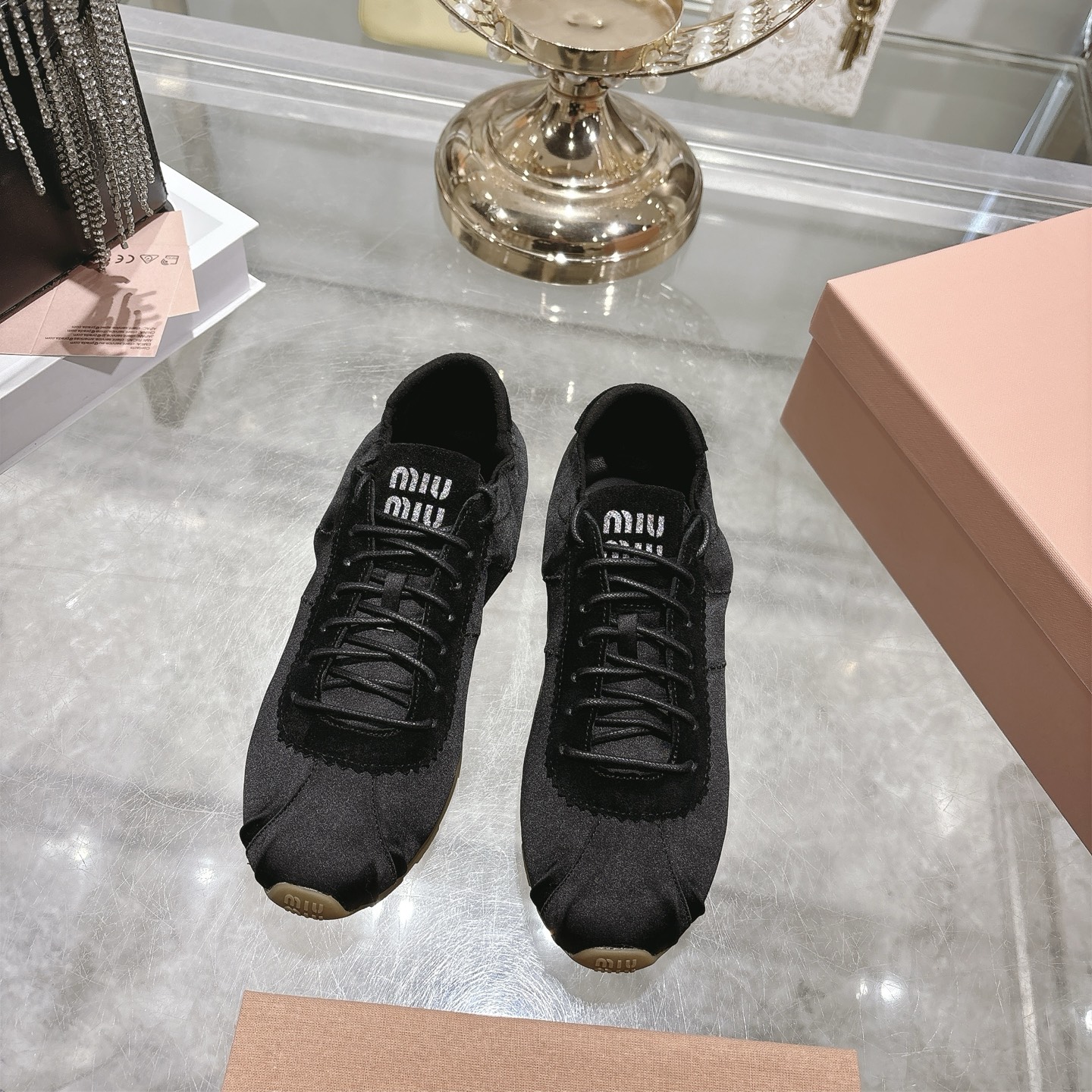 NO:652918,MiuMiu's latest Dexun shoes, flat lace-up solid color Forrest shoes, retro casual shoes, and the latest Dexun white shoes. Miu's shoes have always been girlish, and not many girls can escape the sweetness of Miu's shoes! Popular casual shoes in early spring, this year's main recommendation, simple and high-end, casual matching, simple and casual, and can reflect the beauty of tannins. The whole pair of shoes is simple and fashionable in design, very light and versatile on the feet! A must-have payment every year! Original silk for the upper, full-grain sheepskin for the feet, no lining design, very soft and skin-friendly, outsole, original rubber sole, sizes 35-41 (41 customized, non-returnable), casual shoes/sports shoes, miumiu, sneakers, sheepskin, real silk19860909MiuMiu最新款德训鞋、平底系带纯色阿甘鞋、复古休闲鞋 最新款德训小白鞋miu家鞋款一向走的是少女范儿,没多少个女生能逃得过缪家的甜美！ 早春火爆款休闲鞋,今年主推款,简约高级、随意搭配、简单很随意不羁又能体现单宁美感,整双鞋子设计简约时尚,上脚非常轻便百搭！年度必入款！ 鞋面原版真丝 垫脚全粒面羊皮 内裡无内裡设计 非常柔软亲肤 大底 原版橡胶底 尺码35-41（41订做不退换）,休闲鞋/运动鞋,miumiu,sneakers,sheepskin,real silk,Women's Shoes