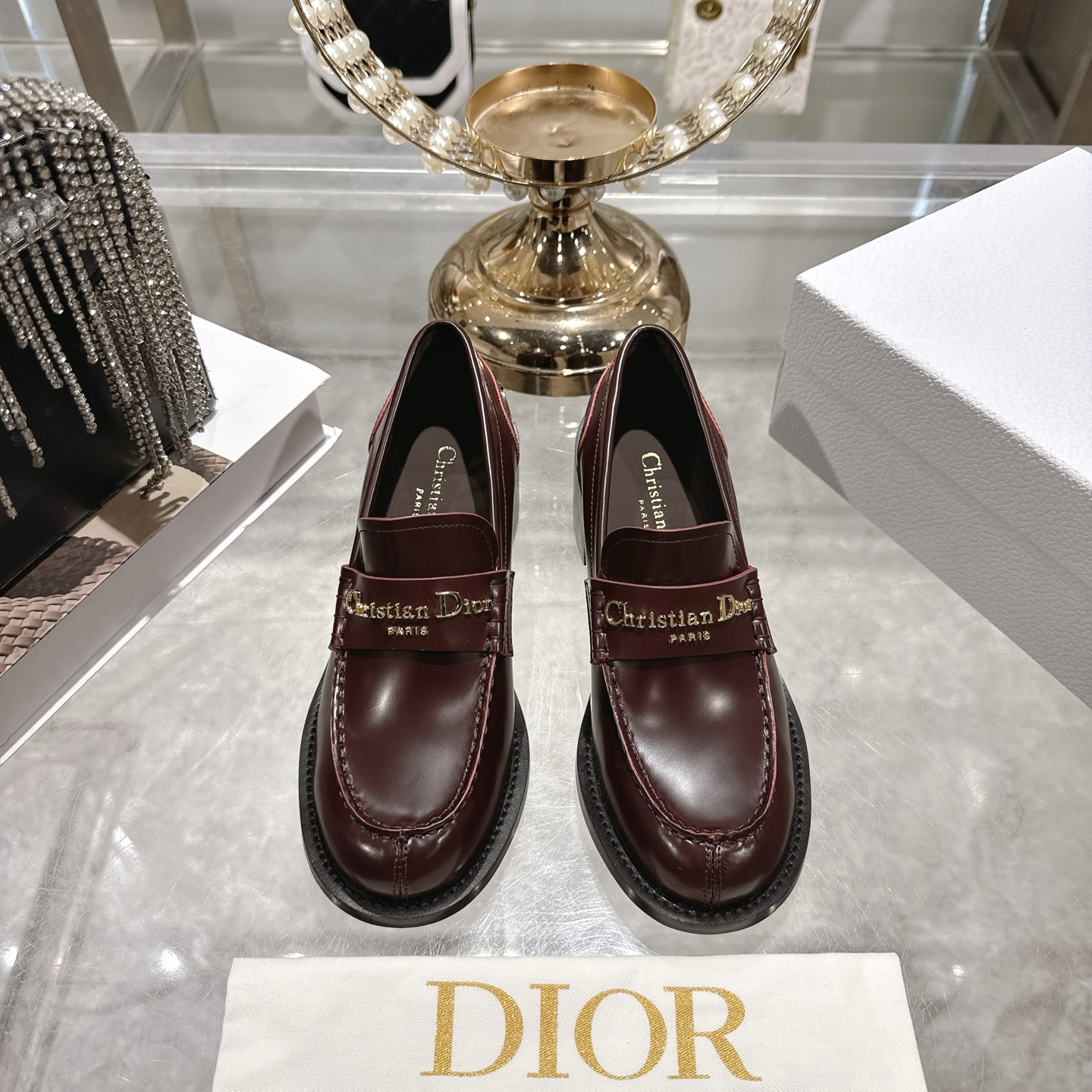 NO:652869,Early spring 26 Dior D-Boy loafers CD letter metal buckle thick heel shoes This Dior Boy loafer is a new product in the 2025 autumn series, reinterpreting the classic design in an elegant style. The upper is decorated with a gold-finished metal Christian Dior Paris logo to enhance the style. It can be matched with various styles this season to make the elegant look more refined. Open edge beads on the upper, sheepskin lining on the sole, Italian injection molded leather outsole  Size 35-39 (40.41 customized, non-refundable), loafers, dior, dior, loafers, sheepskin, Leather soles19860909早春26款Dior 迪奥D-Boy 乐福鞋CD字母金属扣粗跟单鞋 这款Dior Boy 乐福鞋是二零二五秋季系列新品,以高雅风格重新演绎经典设计.,鞋面饰以金色饰面金属Christian Dior Paris标志提升格调.可与本季的各式造型搭配,令优雅的造型更加精致. 鞋面开边珠 内里垫脚羊皮 鞋底意大利注塑真皮大底 码数35-39（40.41定做不退换）,乐福鞋,dior,dior,loafers,sheepskin,Leather soles,Women's Shoes