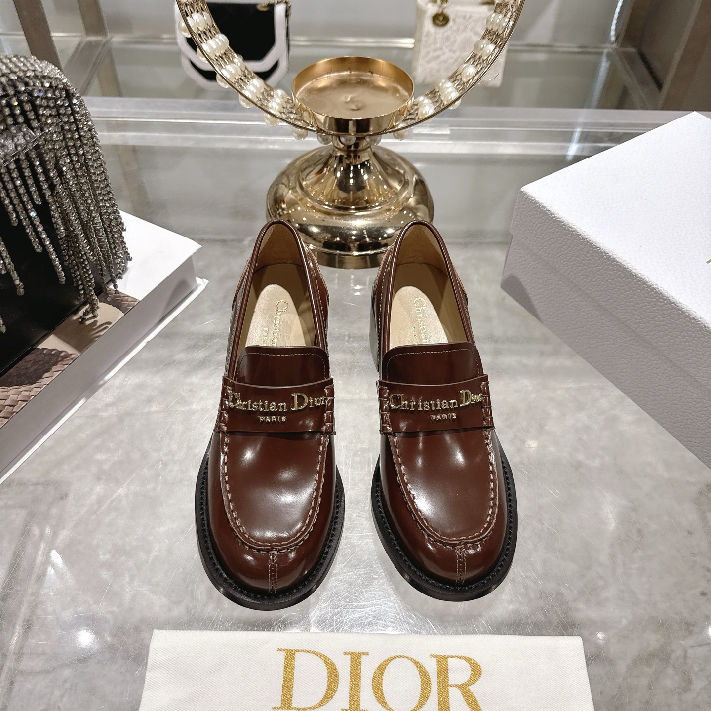 NO:652878,Early Spring 26 Dior D-Boy loafers CD letter metal buckle thick heel shoes This Dior Boy loafer is a new product in the 2025 autumn series, reinterpreting the classic design in an elegant style. The upper is decorated with a gold-finished metal Christian Dior Paris logo to enhance the style. It can be matched with various styles this season to make the elegant look more refined. Open edge beads on the upper, sheepskin lining on the sole, Italian genuine leather outsole  Size 35-39 (40.41 customized, non-refundable), loafers, dior, dior, loafers, sheepskin, Leather soles19860909早春26款Dior 迪奥D-Boy 乐福鞋CD字母金属扣粗跟单鞋 这款Dior Boy 乐福鞋是二零二五秋季系列新品,以高雅风格重新演绎经典设计.,鞋面饰以金色饰面金属Christian Dior Paris标志提升格调.可与本季的各式造型搭配,令优雅的造型更加精致. 鞋面开边珠 内里垫脚羊皮 鞋底意大利真皮大底 码数35-39（40.41定做不退换）,乐福鞋,dior,dior,loafers,sheepskin,Leather soles,Women's Shoes