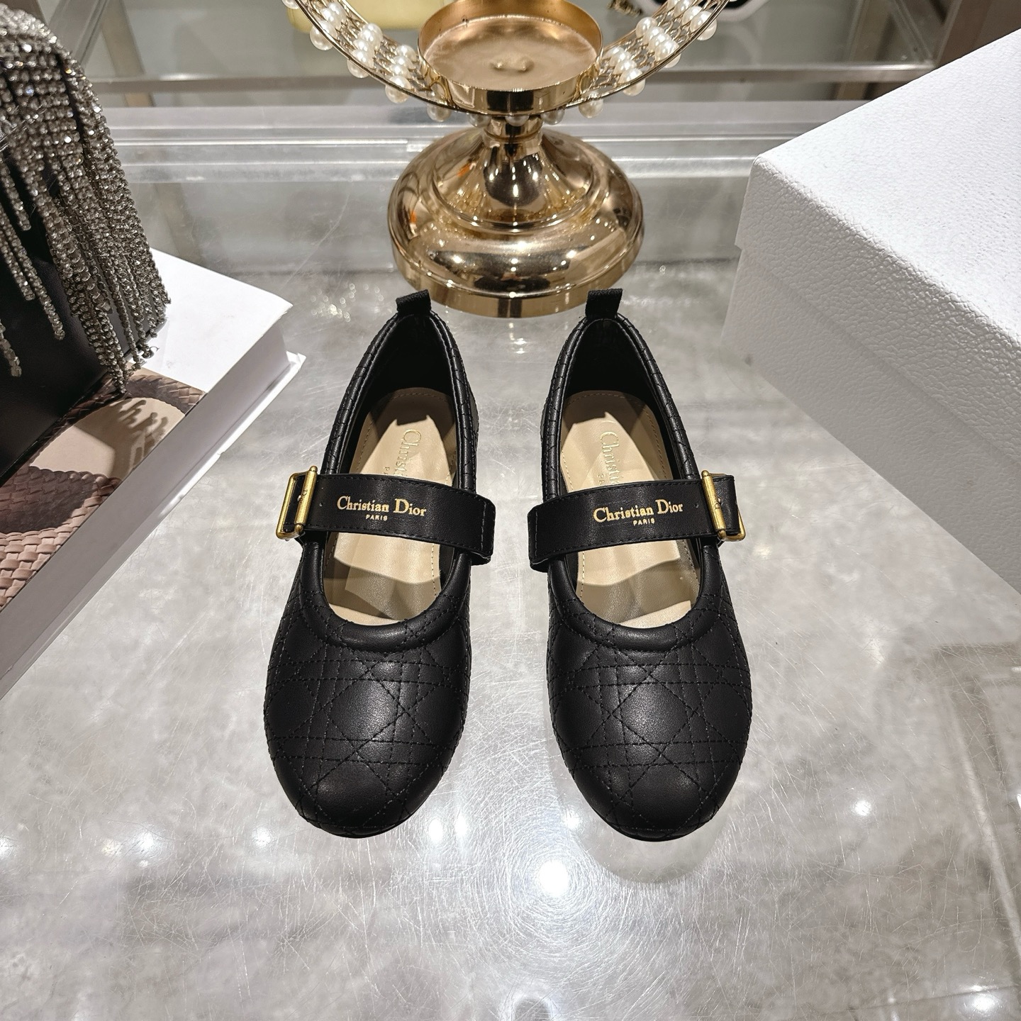 NO:652861,The top version of Dior | Dior's new autumn and winter products, the main new products in the counter, DiorAlps, Dior Frost, cannage buckle ballet shoes, woolen Mary Jane shoes, single shoes, new hard goods, full of high-end sense!  A popular model among bloggers at home and abroad, it’s retro and fashionable, and your feet look stunning!  The official website's main recommendation★ ━━━━━ t ━━━━━Original custom-made upper, original custom-made cowhide outsole, original molded custom-made non-slip outsole Shoe size: 35-39 (customized at 40.41), fur shoes, dior, dior, loro piana, mary jane19860909顶级版本 Dior | 迪奥 秋冬新品 专柜主打新款 DiorAlps Dior Frost 藤格纹搭扣芭蕾鞋毛毛鞋 羊毛里玛丽珍鞋 单鞋 硬货上新 高级感十足！国内外博主刷爆的一款,复古又时髦 上脚美炸了！官网主推款★ ━━━━━ t ━━━━━鞋面原版定制牛猄 大底原版开模定制防滑大底 鞋码: 35-39（40.41定制),毛毛鞋,dior,dior,loro piana,mary jane,Women's Shoes