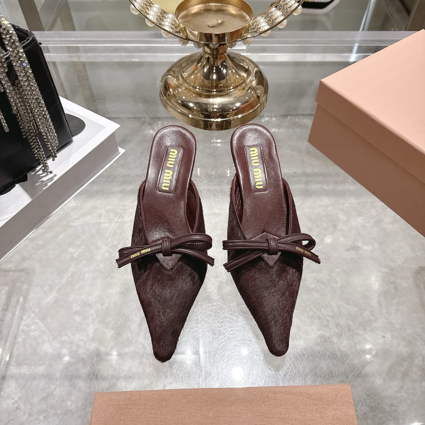 NO:652900,Miumiu 26 spring and summer new styles, fashionable bows, pointed toe high heels, sandals, fresh spring and summer colors, graceful curves, kitten heel empty back sandals, perfect for daily wear, exclusive logo logo style on the edges, showing elegance and charm on the feet!  The lining is sheepskin. The heel height is 4.5cm and about 8cm. The sole is original Italian custom-made genuine leather outsole. The size is 35-40 (custom-made 40 and 41 are non-returnable), semi-drag high heels, miumiu, sandals, high heels, sheepskin, Leather soles.19860909Miumiu 缪缪 26春夏新款 时尚蝴蝶结 尖头高跟 凉鞋 春夏清新配色,曲线优美,小猫跟后空凉鞋 日常穿搭都很搭 鞋边有专属标识性Logo格调,上脚尽显优雅魅力！ 内里垫脚羊皮 跟高4.5cm 8cm左右 鞋底原版意大利定制真皮大底 码数35-40（40 41定做不退换),半拖高跟鞋,miumiu,sandals,high heels,sheepskin,Leather soles,Women's Shoes