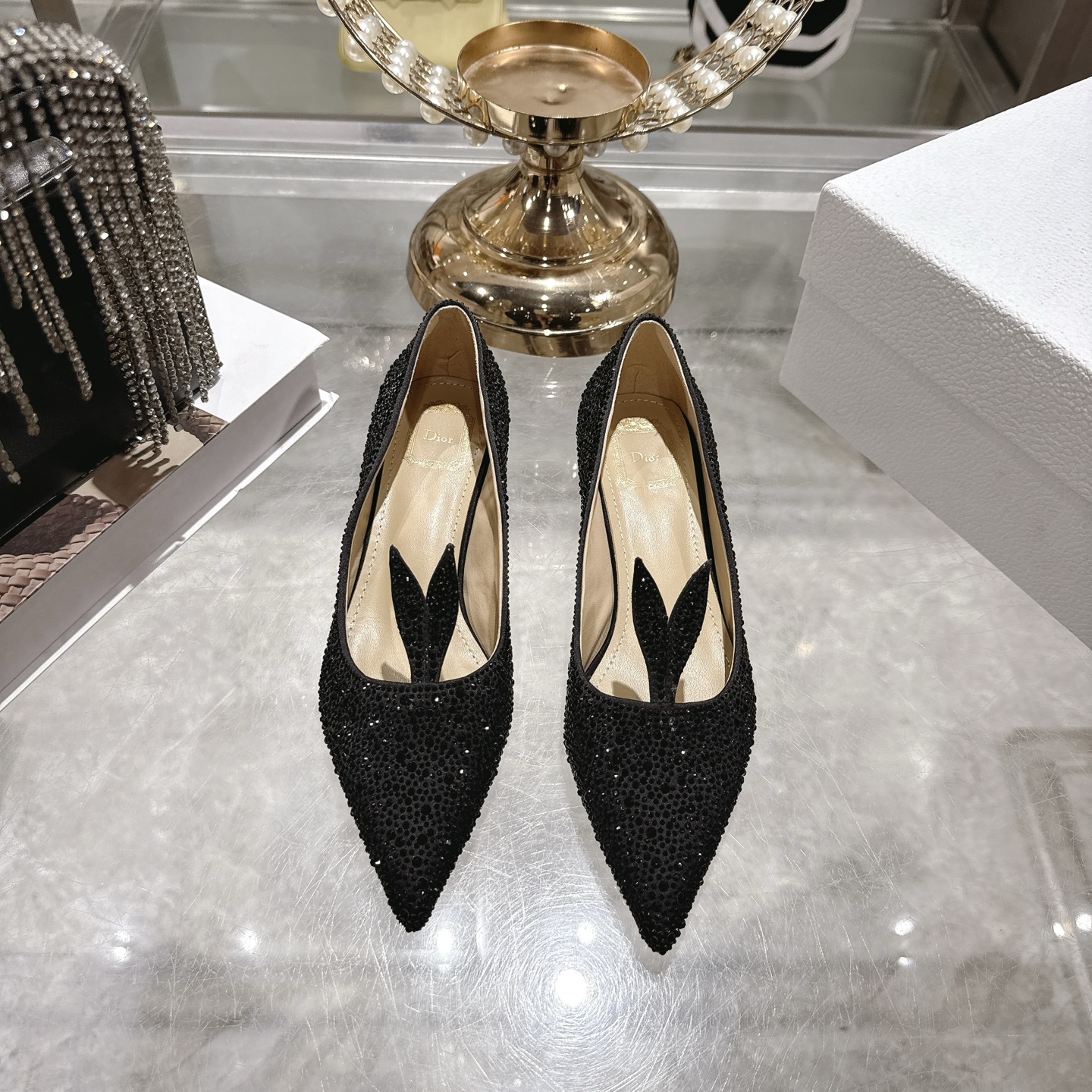 NO:652885,Top quality Dior 26 spring and summer dazzling galaxy series!  Crystal hot diamond pointed toe high-heeled wedding shoes!  The new bling...bling...crystal hot diamond decoration on the catwalk is embellishment!  The small ears are cute and playful, reducing age without losing the sense of luxury ~ the daughter of a rich family has the visual sense ~ elegant and ladylike style!  Super beautiful on the feet ~ full of elegance. A must-have item for delicate little fairies!  The upper is made of sheep suede, the lining is sheepskin, and the genuine leather outsole imported from Italy Heel height: 3.5cm Size: 35-41 (40.41. Non-refundable), high-heeled shoes, dior, dior, high heels, sheepskin, Leather soles19860909顶级品质Dior 迪奥26春夏璀璨星河系列！水晶烫钻尖头高跟单鞋婚鞋！ 走秀新款bling...bling...水晶烫钻饰以点缀！小耳朵可爱俏皮减龄又不失高级感～富家千金即视感～高雅大气名媛风！ 上脚超美～尽显优雅气质 精致小仙女必入单品！ 鞋面采用羊反绒烫钻 内里垫脚羊皮 意大利进口真皮大底 跟高: 3.5cm 码数:35-41 (40.41.定不退换）,高跟鞋单鞋,dior,dior,high heels,sheepskin,Leather soles,Women's Shoes