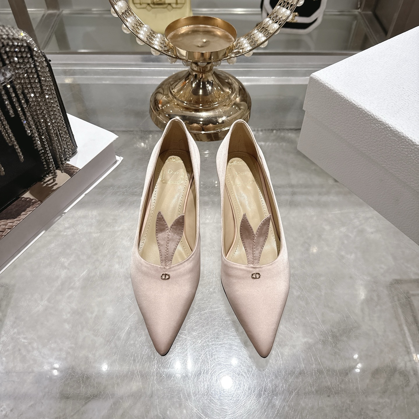 NO:652893,Top quality Dior 26 spring and summer dazzling galaxy series!  Crystal hot diamond pointed toe high-heeled wedding shoes!  The new bling...bling...crystal hot diamond decoration on the catwalk is embellishment!  The small ears are cute and playful, reducing age without losing the sense of luxury ~ the daughter of a rich family has the visual sense ~ elegant and ladylike style!  Super beautiful on the feet ~ full of elegance. A must-have item for delicate little fairies!  Upper: silk, padded sheepskin lining, genuine leather outsole imported from Italy, heel height: 3.5cm, size: 35-41 (40.41. Non-refundable), high-heeled shoes, dior, dior, high heels, sheepskin, real silk, Leather soles19860909顶级品质Dior 迪奥26春夏璀璨星河系列！水晶烫钻尖头高跟单鞋婚鞋！ 走秀新款bling...bling...水晶烫钻饰以点缀！小耳朵可爱俏皮减龄又不失高级感～富家千金即视感～高雅大气名媛风！ 上脚超美～尽显优雅气质 精致小仙女必入单品！ 鞋面: 真丝 内里垫脚羊皮 意大利进口真皮大底 跟高: 3.5cm 码数:35-41 (40.41.定不退换）,高跟鞋单鞋,dior,dior,high heels,sheepskin,real silk,Leather soles,Women's Shoes