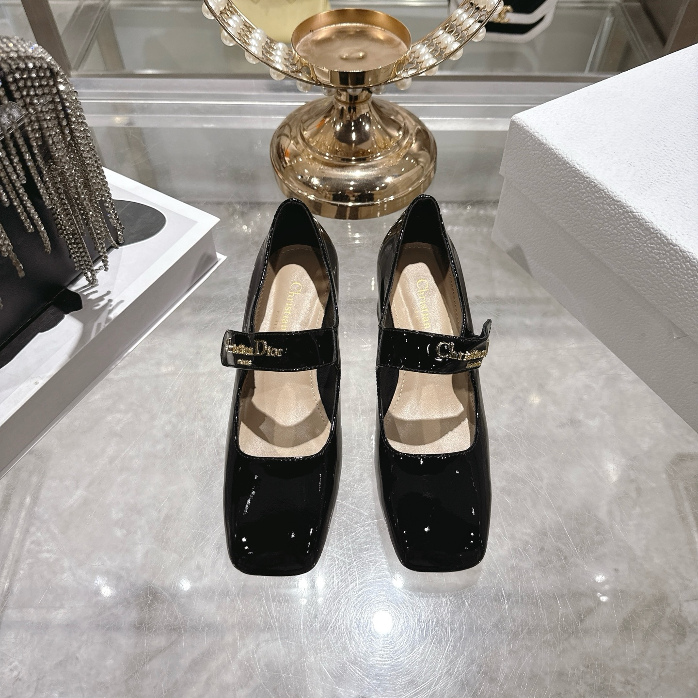 NO:652874,26ss early spring new Dior Dior Lolita high heels hardware letter buckle square toe Mary Jane shoes thick heel single shoes. This Dior Lolita high heels are a new product in the 2026 early spring ready-to-wear series, injecting a haute couture style into the classic Mary Jane shoes. The nude patent leather upper is equipped with elastic straps and is embellished with a gold-finished metal Christian Dior Paris logo. Paired with a 4 cm thick heel, it highlights the elegant aesthetic style. The upper is cow patent leather and the lining is sheepskin.  Sole Italian genuine leather outsole, heel height 4cm, size 35-39 (40.41 custom made, non-refundable), single shoes, dior, dior, mary jane, high heels, cowhide, sheepskin, Leather soles1986090926ss早春新款Dior迪奥Lolita 高跟鞋五金字母扣方头玛丽珍鞋粗跟单鞋 这款 Dior Lolita高跟鞋是二零二六早春成衣系列新品,为经典的玛丽珍鞋注入高订风范.裸色漆皮牛皮革鞋面搭配弹力饰带,点缀以金色饰面金属Christian Dior Paris标志.搭配4厘米粗跟,彰显优雅的美学风格. 鞋面牛漆皮 内里垫脚羊皮 鞋底意大利真皮大底 跟高4cm 码数35-39（40.41定做不退换）,单鞋,dior,dior,mary jane,high heels,cowhide,sheepskin,Leather soles,Women's Shoes