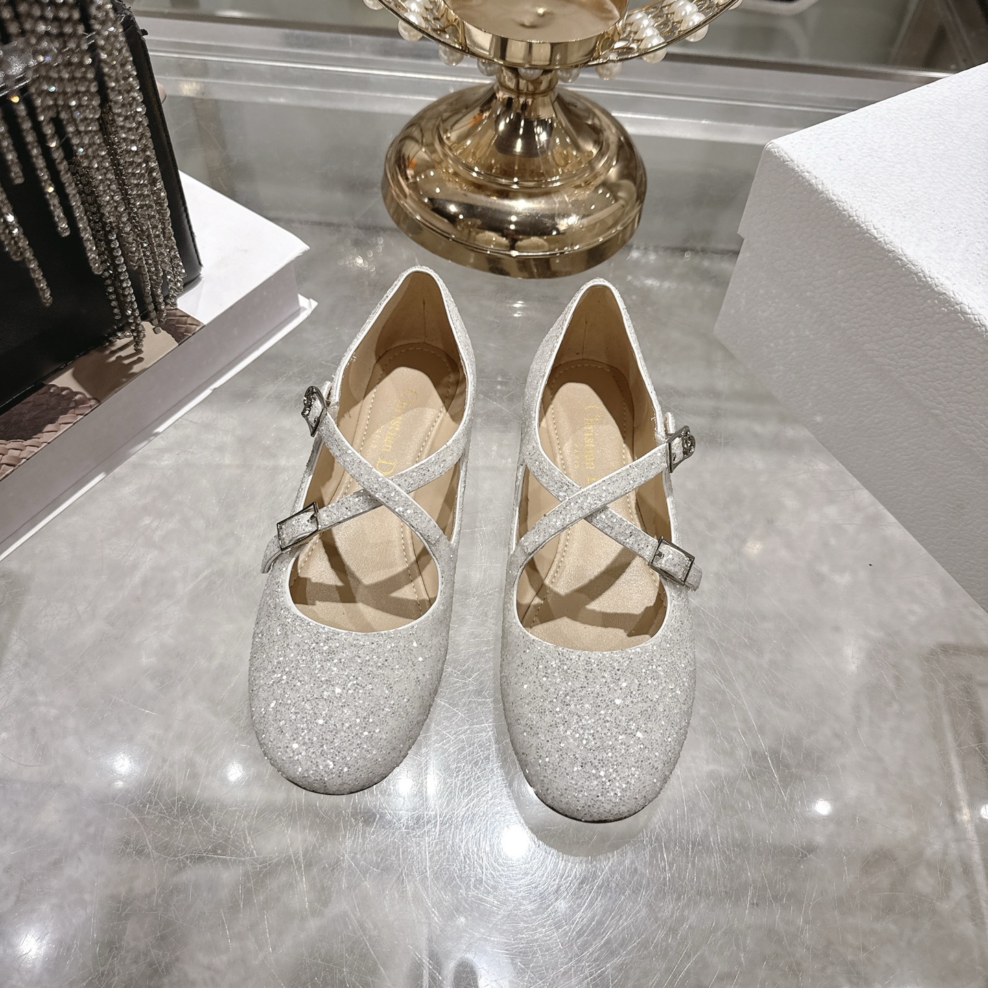 NO:670281,Purchasing agent level!  New for Dior Spring 2026, the Very Dior ballet flats are elegant and elegant. The lambskin upper is completely covered with silver glitter. Its round toe silhouette is characterized by adjustable cross straps on the front, which features an archival-inspired silver metallic interlaced CD signature. With a padded calfskin insole, the comfortable ballet flats will complete the sophisticated look. Main ingredients technical fabrics, cotton and lambskin Outsole Italian genuine leather outsole  Size 35-43 (35.41, 42, 43 customized, non-refundable and non-exchangeable), ballet shoes, dior, flats, cowhide, sheepskin, Leather soles19860909代购级别！ Dior 2026年春季新品,Very Dior芭蕾舞平底鞋优雅优雅. 小羊皮鞋面完全覆盖着银色的闪光. 它的圆头轮廓以正面可调节的交叉带子为特色,其特点是受档案启发的银色金属交错CD签名. 配有带衬垫的小牛皮鞋垫,舒适的芭蕾舞平底鞋将完成精致的外观. 主要成分技术面料、棉和小羊皮 大底意大利真皮大底 码数35-43（35.41,42,43定制不退不换）,芭蕾舞鞋,dior,flats,cowhide,sheepskin,Leather soles,Women's Shoes