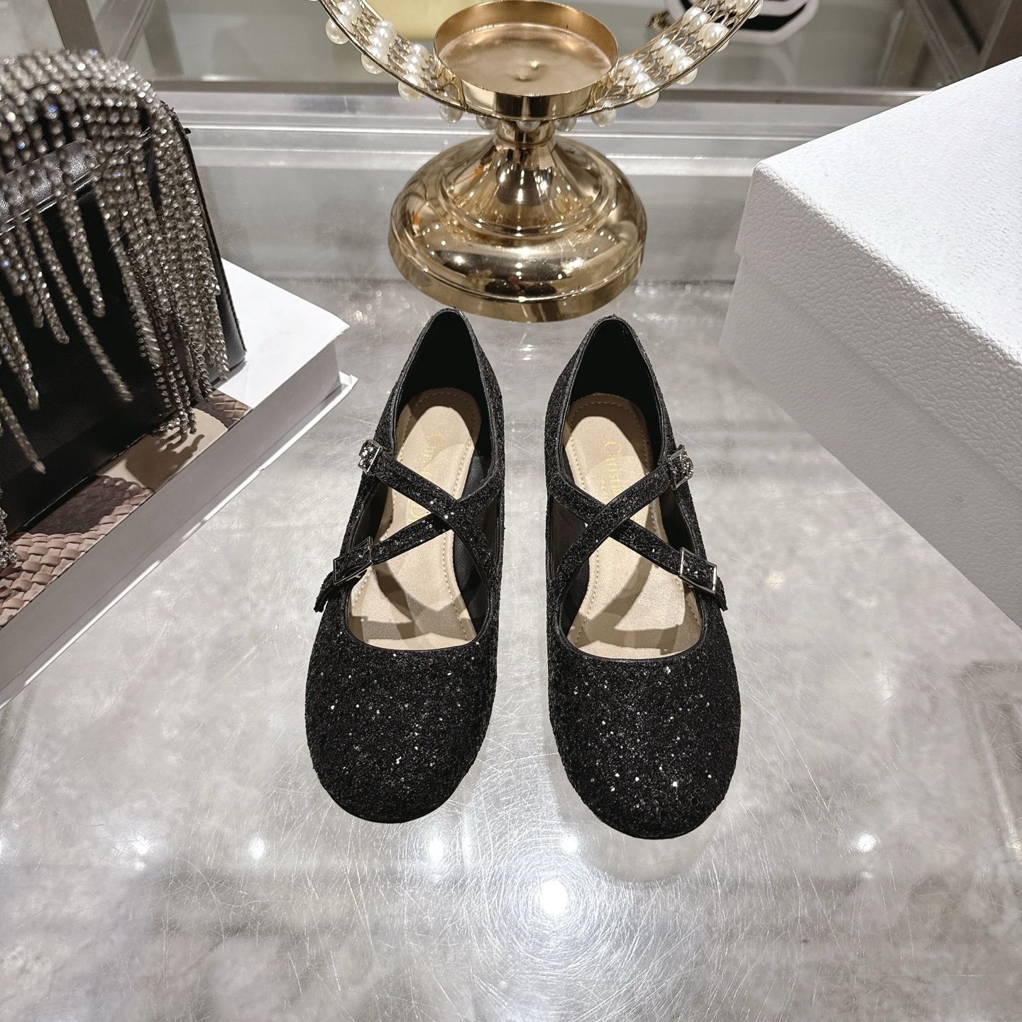 NO:670299,Purchasing agent level!  New for Dior Spring 2026, the Very Dior ballet flats are elegant and elegant. The lambskin upper is completely covered with sequins. Its round toe silhouette is characterized by adjustable cross straps on the front and features an archival-inspired silver metallic interlaced CD signature. With a padded calfskin insole, the comfortable ballet flats will complete the sophisticated look. Main ingredients technical fabrics, cotton and lambskin Outsole Italian leather outsole  Size 35-43 (35.41, 42, 43 customized, non-refundable and non-exchangeable), ballet shoes, dior, flats, cowhide, sheepskin, Leather soles19860909代购级别！ Dior 2026年春季新品,Very Dior芭蕾舞平底鞋优雅优雅. 小羊皮鞋面完全覆盖着亮片.它的圆头轮廓以正面可调节的交叉带子为特色,其特点是受档案启发的银色金属交错CD签名. 配有带衬垫的小牛皮鞋垫,舒适的芭蕾舞平底鞋将完成精致的外观. 主要成分技术面料、棉和小羊皮 大底意大利真皮大底 码数35-43（35.41,42,43定制不退不换）,芭蕾舞鞋,dior,flats,cowhide,sheepskin,Leather soles,Women's Shoes