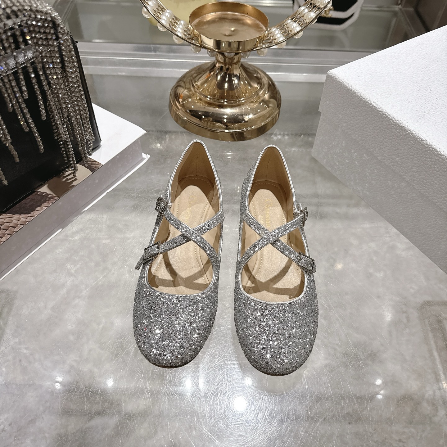 NO:652865,Grete Dior Dior 26 new spring style cross hollow ballet shoes, a must-have for little women with flat soles, the comfort is really good, patent leather upper, sequins, sheepskin lining, original custom-made Italian genuine leather outsole, size 35-41. (40.41 order, non-refundable), single shoes, dior, dior, sheepskin, Leather soles19860909格力特Dior 迪奥 26春季新款 交叉喽空芭蕾舞鞋 平底小女人必备款舒适感真的极极好 鞋面漆皮 亮片 内里垫脚羊皮 鞋底原版定制意大利真皮大底 码数35-41 .(40.41订不退换）,单鞋,dior,dior,sheepskin,Leather soles,Women's Shoes