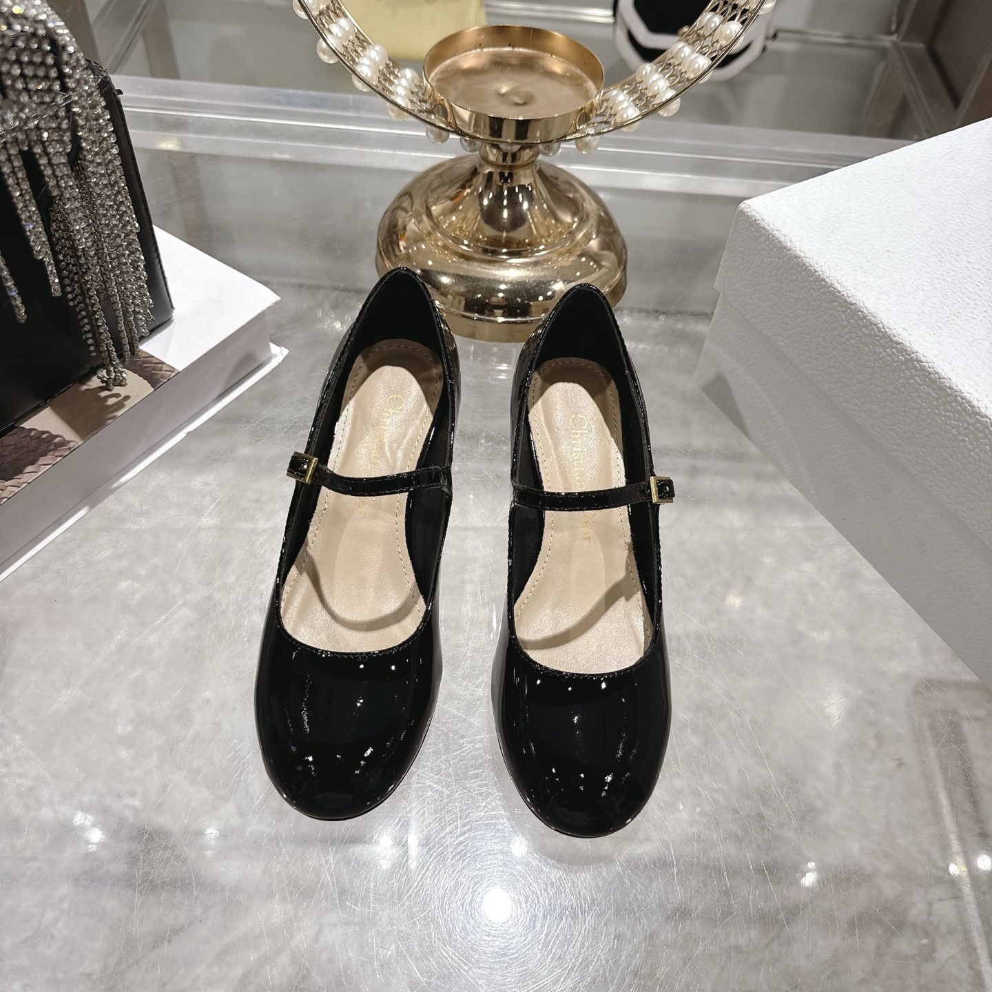 NO:652853,26ss early spring new Dior Dior Lolita high-heeled Mary Jane thick-heeled shoes. This Dior Lolita high-heeled shoe is a new product in the 2026 early spring ready-to-wear series, injecting a high-end style into the classic Mary Jane shoes. The nude patent leather calf leather upper is paired with a one-line buckle and a 4cm thick heel, highlighting the elegant aesthetic style. The upper is cow patent leather, the lining is sheepskin, the sole is Italian genuine leather, and the heel height is 4cm.  Size 35-39 (40.41. Customized, non-refundable), single shoes, dior, dior, mary jane, high heels, cowhide, sheepskin, Leather soles1986090926ss早春新款Dior迪奥Lolita 高跟玛丽珍粗跟单鞋 这款 Dior Lolita高跟鞋是二零二六早春成衣系列新品,为经典的玛丽珍鞋注入高订风范.裸色漆皮牛皮革鞋面搭配一字扣带搭配4厘米粗跟,彰显优雅的美学风格. 鞋面牛漆皮 内里垫脚羊皮 鞋底意大利真皮大底 跟高4cm 码数35-39（40.41.定做不退换）,单鞋,dior,dior,mary jane,high heels,cowhide,sheepskin,Leather soles,Women's Shoes