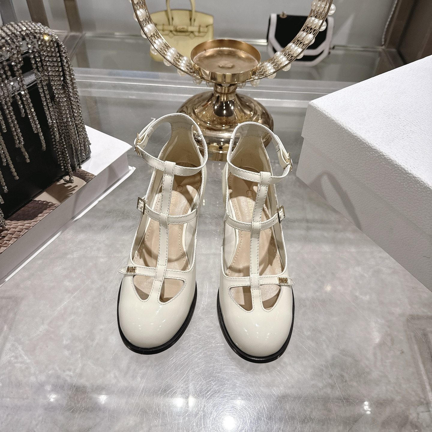 NO:652860,CD Dior 26 spring new French retro fashion hollow thick heel Mary Jane shoes for women CD letter logo hardware buckle square toe retro women's shoes Top high-end version on the market Material upper imported patent leather/water-dyed sheepskin lining + Italian genuine leather outsole Heel height 4cm Color Burgundy Apricot Black Off-white Size 34-40 (4, 40) Customized, single shoes, dior, dior, mary jane, sheepskin, Leather  soles19860909CD Dior 迪奥26春季新款法式复古时尚镂空粗跟玛丽珍鞋女 CD字母logo五金扣方头复古女单鞋 市面顶级高端版本 材质鞋面进口漆皮/水染羊皮内里+意大利真皮大底 跟高4cm 颜色 酒红 杏色 黑色 米白 size34-40（4、40）定做,单鞋,dior,dior,mary jane,sheepskin,Leather soles,Women's Shoes