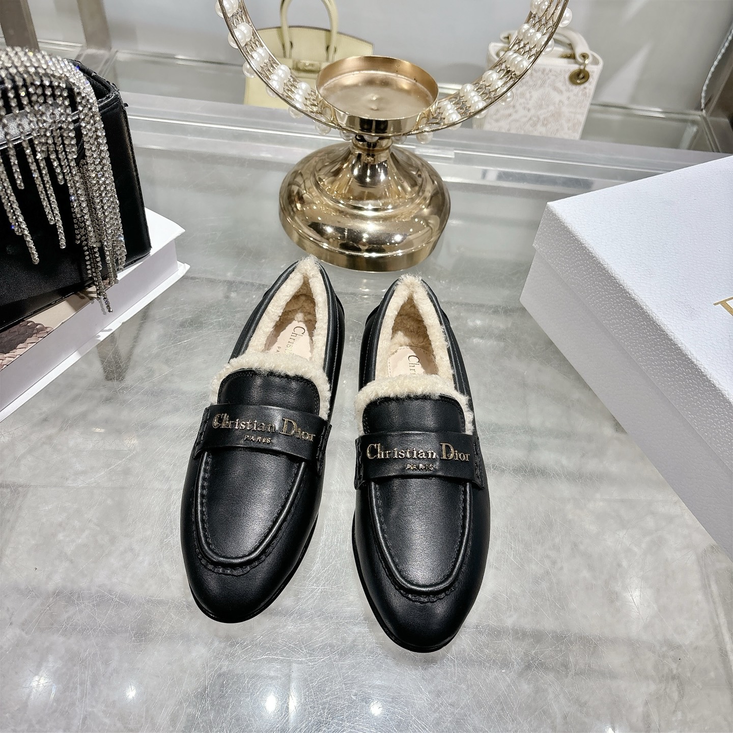 NO:652846,Top quality 25ss new autumn and winter Dior DiorAlps Dior Boy wool loafers CD letter metal buckle flat suede ballet shoes furry single shoes This Dior Boy loafer is a new product from the DiorAlps limited series, reinterpreting the classic design in an elegant style. Beige suede cow leather upper with white sheepskin fur integrated effect lining and almond-shaped toe to enhance the style, the upper is embellished with gold finishing metal Christian Dior  The Paris logo enhances style. It can be matched with various styles this season to make the elegant look more refined. Customized cow suede upper, Italian genuine leather outsole, size 35-39 (40 41 non-returnable), loafers, dior, dior, loro piana, loafers, cowhide, sheepskin, chamois leather, Leather soles19860909顶级品质 25ss秋冬新款Dior 迪奥DiorAlps Dior Boy羊毛乐福鞋CD字母金属扣平底麂皮绒面芭蕾舞鞋毛毛单鞋 这款Dior Boy 乐福鞋是来自DiorAlps限定系列的新品,以高雅风格重新演绎经典设计.绳米色绒面牛皮革鞋面搭配白色羊皮革皮毛一体效果里料和杏仁形鞋头提升格调,鞋面点缀以金色饰面金属 Christian Dior Paris标志提升格调.可与本季的各式造型搭配,令优雅的造型更加精致. 鞋面定制牛反绒 鞋底意大利真皮大底 码数35-39（40 41不退换）,乐福鞋毛毛鞋,dior,dior,loro piana,loafers,cowhide,sheepskin,chamois leather,Leather soles,Women's Shoes