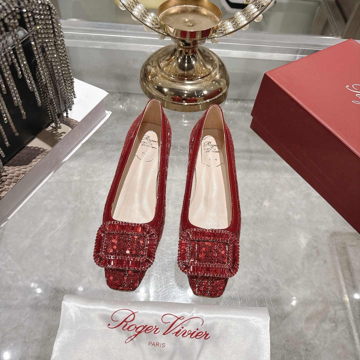 NO:652840,Roger Viv*er 26 spring and summer new shoes have new colors and upgrades. They are very suitable for vacation. They are exquisite, elegant and comfortable. They always meet everyone's needs. Beautiful and moving. Color-blocked uppers are embellished with the brand's iconic square buckle and pearl buckles. They are elegant and charming. They easily present summer romance. Original customization. Italian leather outsole size 34-39 (customized for 40). Heel height 2.5cm 4.5cm. Single shoes, roger vivor, Leather soles19860909Roger Viv*er 26春夏新款单鞋新色升级 很适合度假穿 精致优雅又舒适 满足大家需求一贯 唯美动人 拼色鞋面 点缀品牌标志性方扣珍珠饰扣 优雅魅惑 轻松呈现夏日浪漫风情 原版定制 意大利真皮大底 size 34-39（40定制）跟高2.5cm 4.5cm,单鞋,roger vivier,Leather soles,Women's Shoes