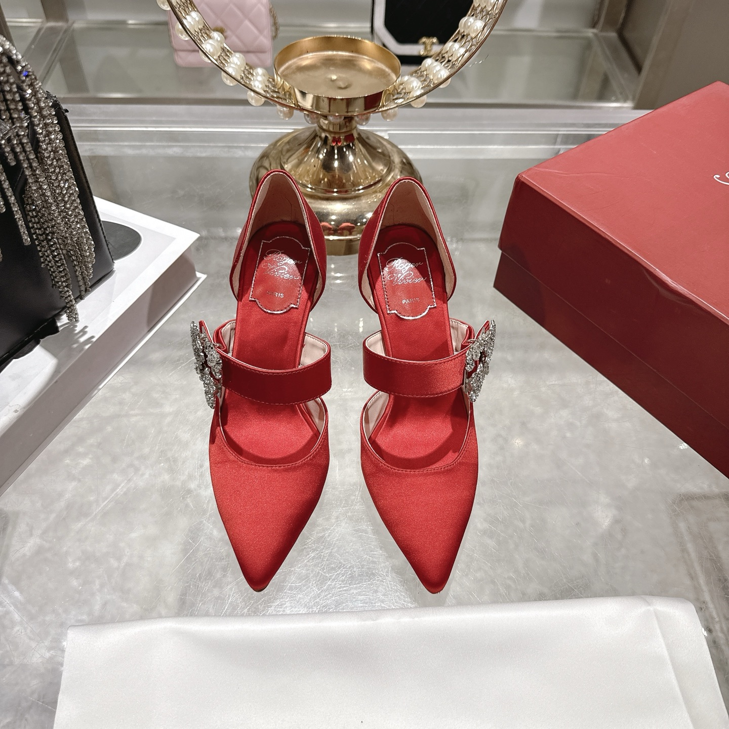 NO:707038,Roger Vivier26 new spring and summer hollow sandals, new Rv.Bouquetstrass accessories Czech rhinestones Fabric: imported silk fabric Lining: Kunzhong light-colored sheepskin lining Heel height: 8.5cm, size 34-39. Regular size Buckle: top flash diamond Czech rhinestone Outsole: Italian genuine leather sole, high-heeled sandals, roger vivor, sandals, high heels, sheepskin, real silk19860909Roger Vivier26春夏新款中空凉鞋 ,新品Rv.Bouquetstrass饰品捷克水钻面料:进口真丝面料 内裡:昆种浅色羊皮内裡 跟高:8.5cm,34－39码.正码 饰扣:顶级闪钻捷克水钻 大底:意大利真皮底,高跟鞋凉鞋,roger vivier,sandals,high heels,sheepskin,real silk,Women's Shoes