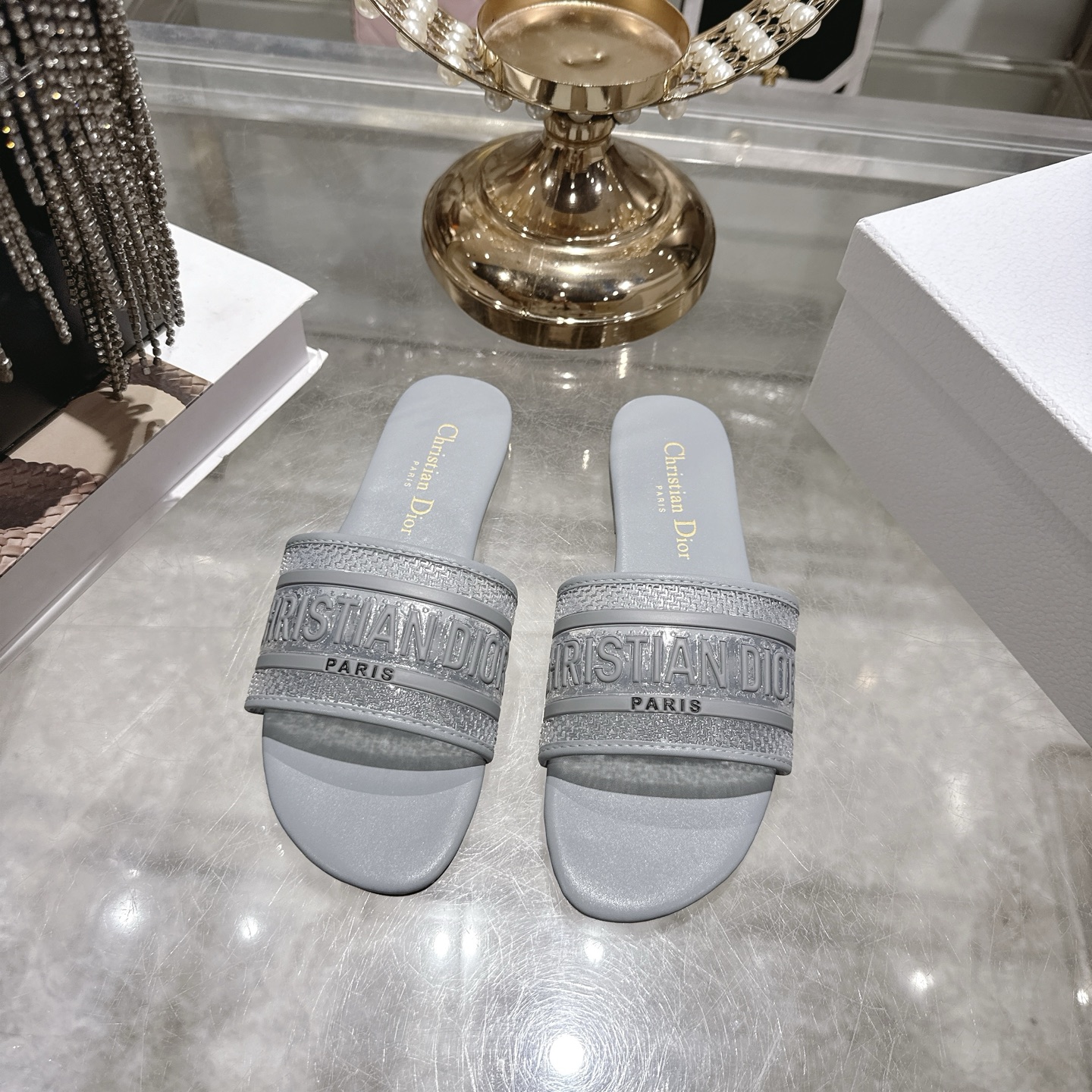 NO:707025,The latest 2026 spring and summer Dior D-DWAY classic letter slippers. Glue flat sandals. This Dway sandal is an iconic classic item. The upper is embroidered with the 'Christian Dior' logo, which is highly recognizable and highlights personality. Eye-catching and versatile, the design is simple, easy to put on and take off, and can easily create a casual fashion style. The upper is made of customized TPU technology fabric (glue process) and the sole is Italian leather outsole.  Size 35-39 (34.40.41. Customized, non-refundable), slippers, dior, dior, slippers, Leather soles198609092026春夏最新款 Dior迪奥 D-DWAY经典字母一字拖鞋 滴胶平底凉拖鞋 这款 Dway 凉拖是一款标志性的经典单品.鞋面刺绣有“Christian Dior”标志,辨识度高,彰显个性.醒目百搭,设计简约,方便穿脱,可轻松打造随性的时尚造型. 鞋面定制TPU科技面料（滴胶工艺） 鞋底意大利真皮大底 码数35-39（34.40.41.定做不退换）,拖鞋,dior,dior,slippers,Leather soles,Women's Shoes