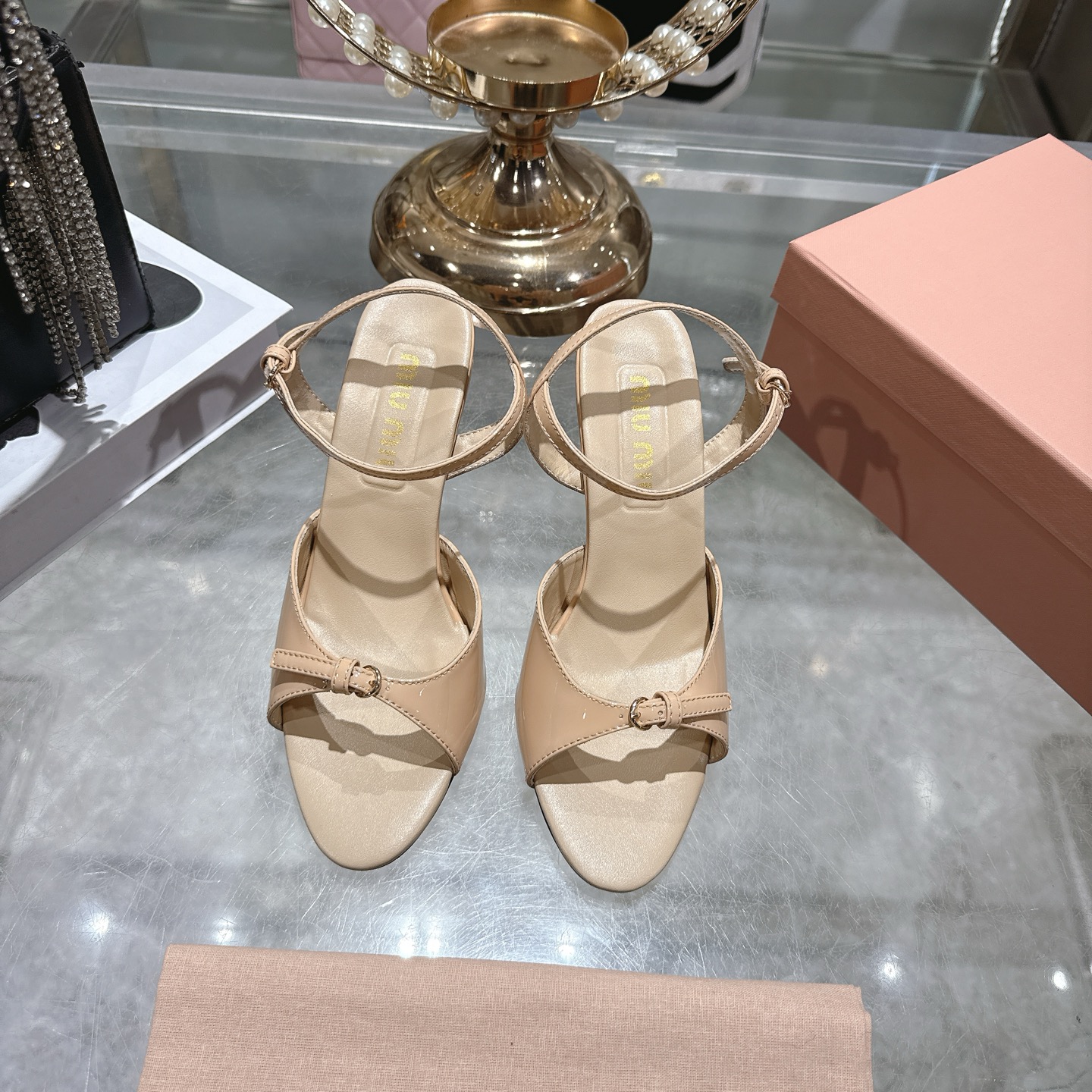 NO:707021,Miu Miu catwalk new style 2026 spring and summer new Roman kitten heel sandals T stage catwalk Internet celebrity hot style is perfect to wear on the feet. These shoes are elegant and generous. They are all exclusive 1:1 customization. Fashionable high heels stretch the leg lines very well, so that beauty-loving girls can easily control them. They are definitely a must-have item for spring and summer. Material: cow patent leather Size 35-40 Heel height 8.5cm, high heels sandals, miumiu, sandals, high heels19860909Miu Miu走秀新款2026春夏新款罗马小猫跟 凉鞋 T台走秀网红爆款上脚非常完美穿搭配此鞋 优雅大方 都是独家1:1定制 时尚 高跟很好的拉伸腿部线条,让爱美的小姐姐们都能轻松驾驭,绝对是春夏必备单品 材质 :牛漆皮 尺码35-40 跟高8.5cm,高跟鞋凉鞋,miumiu,sandals,high heels,Women's Shoes