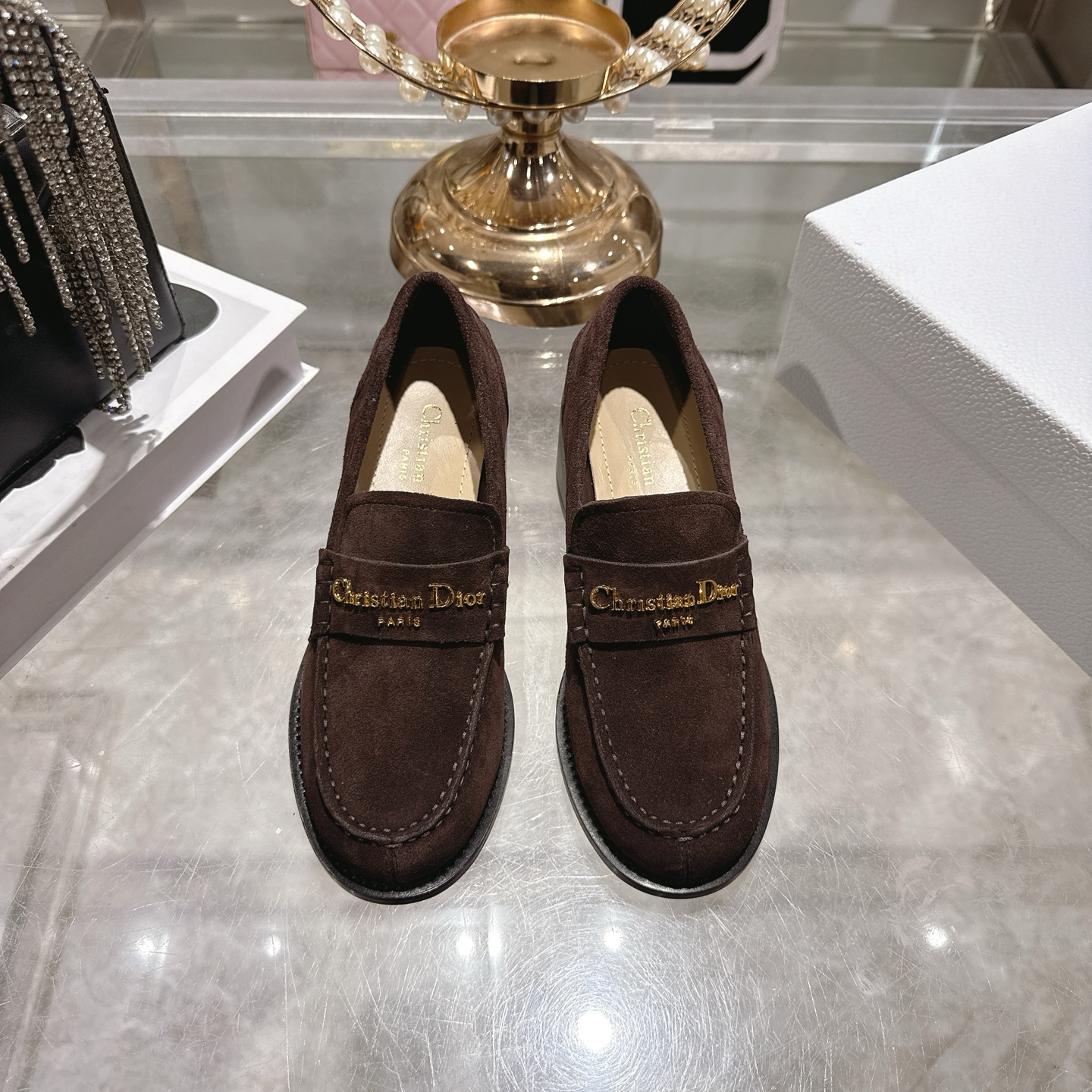 NO:707018,Early spring 26 Dior D-Boy loafers CD letter metal buckle thick heel shoes. This Dior Boy loafer is a 26 new model that reinterprets the classic design in an elegant style. The upper is decorated with a gold-finished metal Christian Dior Paris logo to enhance the style. It can be matched with various styles this season to make the elegant look more refined. The upper is sheepskin, the lining is sheepskin, and the sole is Italian genuine leather.  Size 35-39 (40.41 customized, non-refundable), loafers, dior, dior, loafers, sheepskin, sheep, Leather soles19860909早春26款Dior 迪奥D-Boy 乐福鞋CD字母金属扣粗跟单鞋 这款Dior Boy 乐福鞋是26新款以高雅风格重新演绎经典设计.,鞋面饰以金色饰面金属Christian Dior Paris标志提升格调.可与本季的各式造型搭配,令优雅的造型更加精致. 鞋面羊京 内里垫脚羊皮 鞋底意大利真皮大底 码数35-39（40.41定做不退换）,乐福鞋,dior,dior,loafers,sheepskin,sheep,Leather soles,Women's Shoes