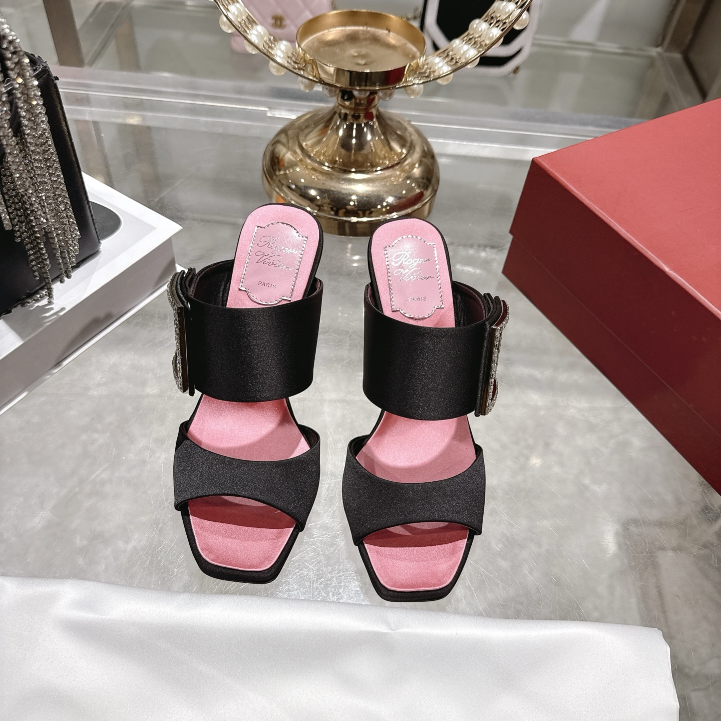 NO:707029,Roger Vivie* Roger Vivie's 26 early spring new sandals Virgule diamond buckle high heels with back straps and sandals are a must-have for RV. She looks so beautiful on her feet, right? RV's new kitten heel series. Satin surface with exquisite square diamond buckle. Super temperamental. Beautiful enough to be sexy. It combines sexiness and cuteness. I have to say that his family is very good at exquisiteness. Original custom-made leather sole. Material: custom-made original silk. Foot pads are lined with imported sheepskin.  Size 35-40 (40 customized, non-refundable), high heels and slippers, roger vivor, sandals, high heels, slippers, sheepskin, real silk, silk fabric19860909Roger Vivie* 罗杰维维亚26早春新品凉鞋 Virgule钻扣高跟鞋后袢带凉拖 RV必入款 她上脚也太美了吧 Rv新款小猫跟系列 绸缎面搭配精致方钻扣 超有气质 美到犯规 集性感与可爱于一体不得不说他家太会拿捏精致感了 鞋底原版定制真皮底 材质:定制原版真丝 垫脚进口羊皮内里 码数35-40码（40定制不退换),高跟鞋拖鞋,roger vivier,sandals,high heels,slippers,sheepskin,real silk,silk fabric,Women's Shoes