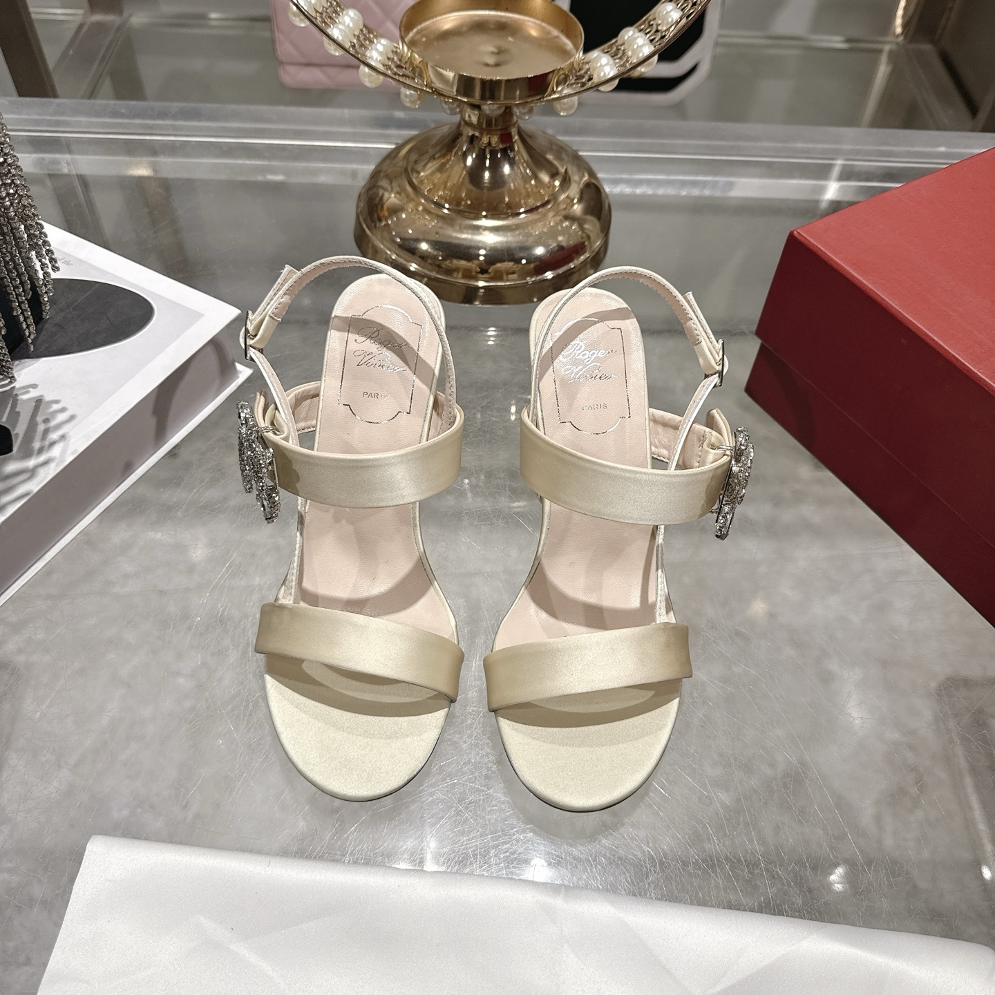 NO:707026,Roger Vivier26 new spring and summer new sandals RV. I fell in love with it at first sight. The RV flower diamond sandals are made of silk material and are full of high-end. The flower diamond buckle is low-key and shining under the light. It is so comfortable that you don’t want to take it off. Black is always a classic, versatile and elegant. Whether it is a date or commuting, it can be used by all ladies. Hurry up and get it. Inner lining: Kunzhong light-colored sheepskin lining. Heel height: 7.5cm, 34-40 Outsole: Italian leather sole, high heels sandals, roger vivor, sandals, high heels, sheepskin, real silk19860909Roger Vivier26春夏新凉鞋新品Rv.一眼就看中了,RV花钻凉鞋,真丝材质高级感满满,花钻扣在灯光下低调又闪耀上脚舒服到不想脱下来.黑色是永远的经典,百搭又显贵气.无论是约会还是通勤,它都能驾驭各位小姐姐赶紧入手吧 内裡:昆种浅色羊皮内裡 跟高:7.5cm,34－40 大底:意大利真皮底,高跟鞋凉鞋,roger vivier,sandals,high heels,sheepskin,real silk,Women's Shoes