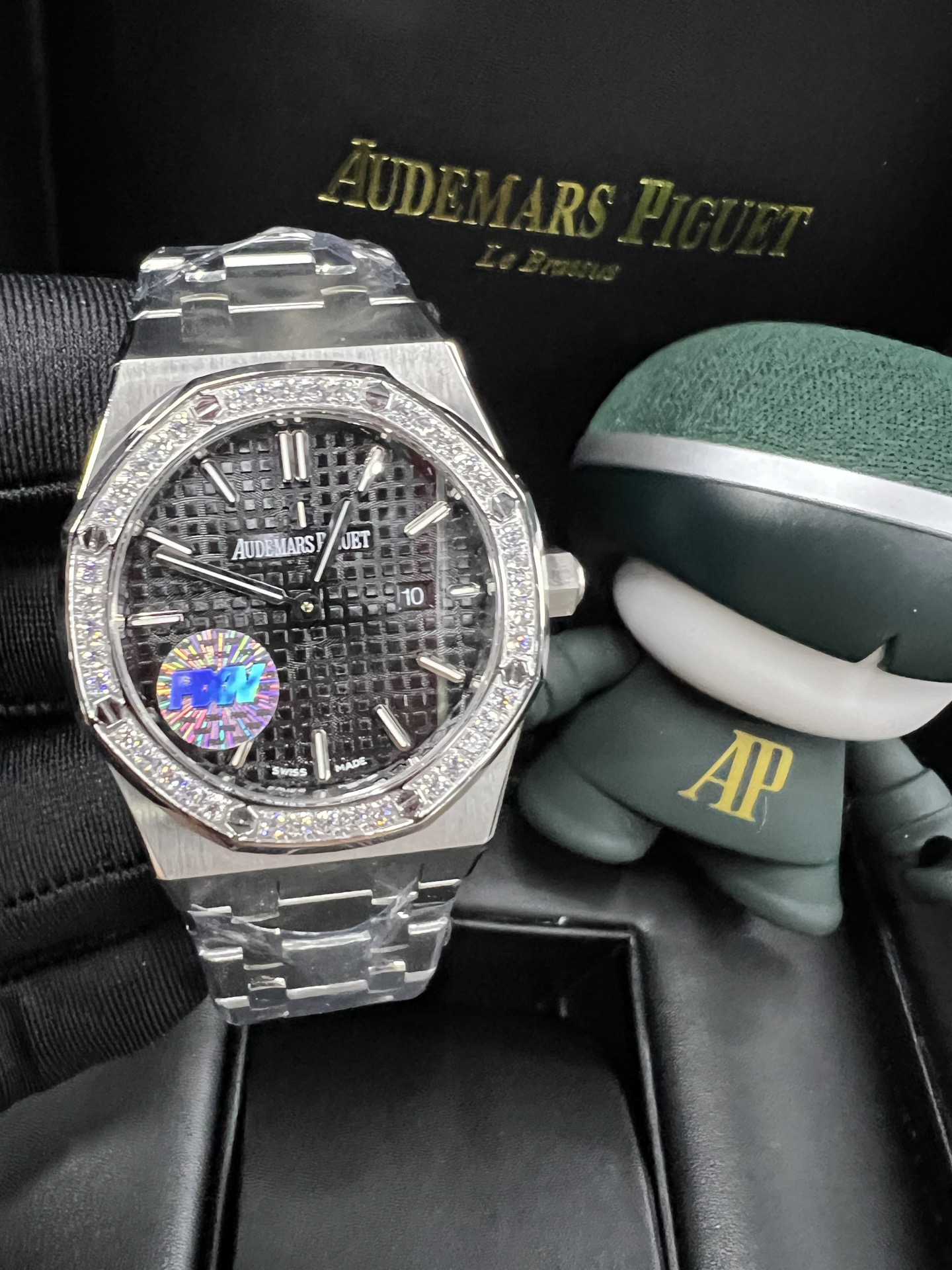 NO:158223,RXW Audemars Piguet Royal Oak Series 67651RS Women's Quartz Watch, a combination of excellence and classic. A classic watch that symbolizes the pinnacle of luxury and craftsmanship. This watch is not only a chronograph tool, but also a work of art. The unique textured dial is engraved with a large plaid decoration of 