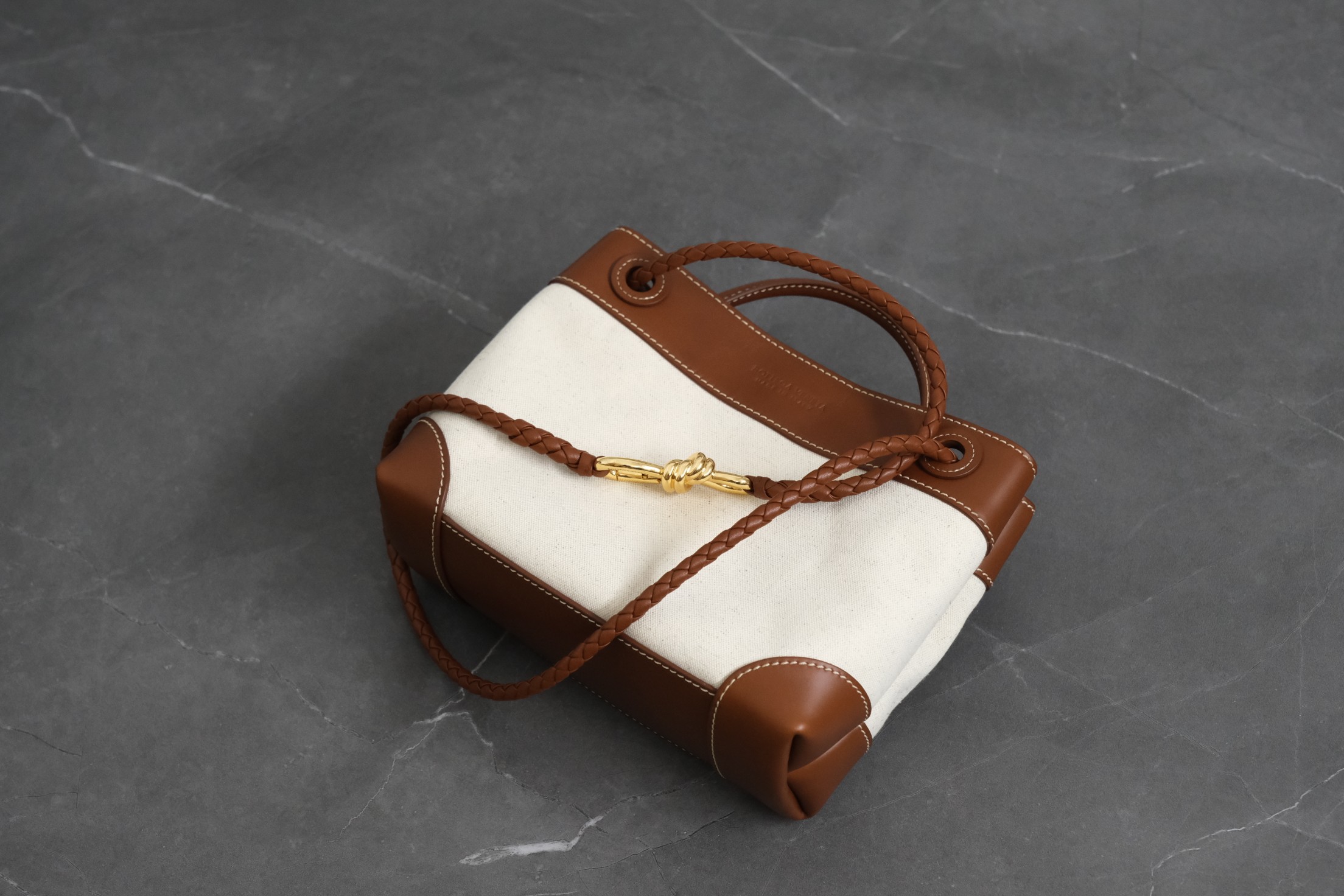 This style from Bottega Veneta has always been very popular and is basically not available in BV counters. The latest color matching is a bit lik