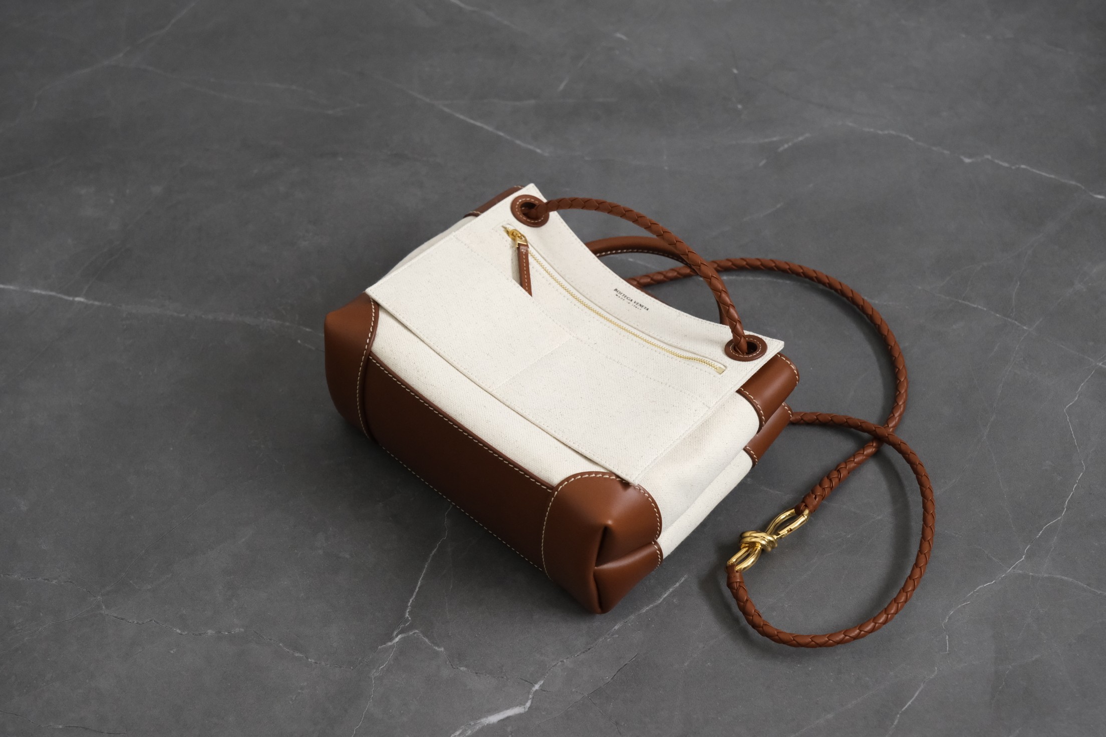 This style from Bottega Veneta has always been very popular and is basically not available in BV counters. The latest color matching is a bit lik