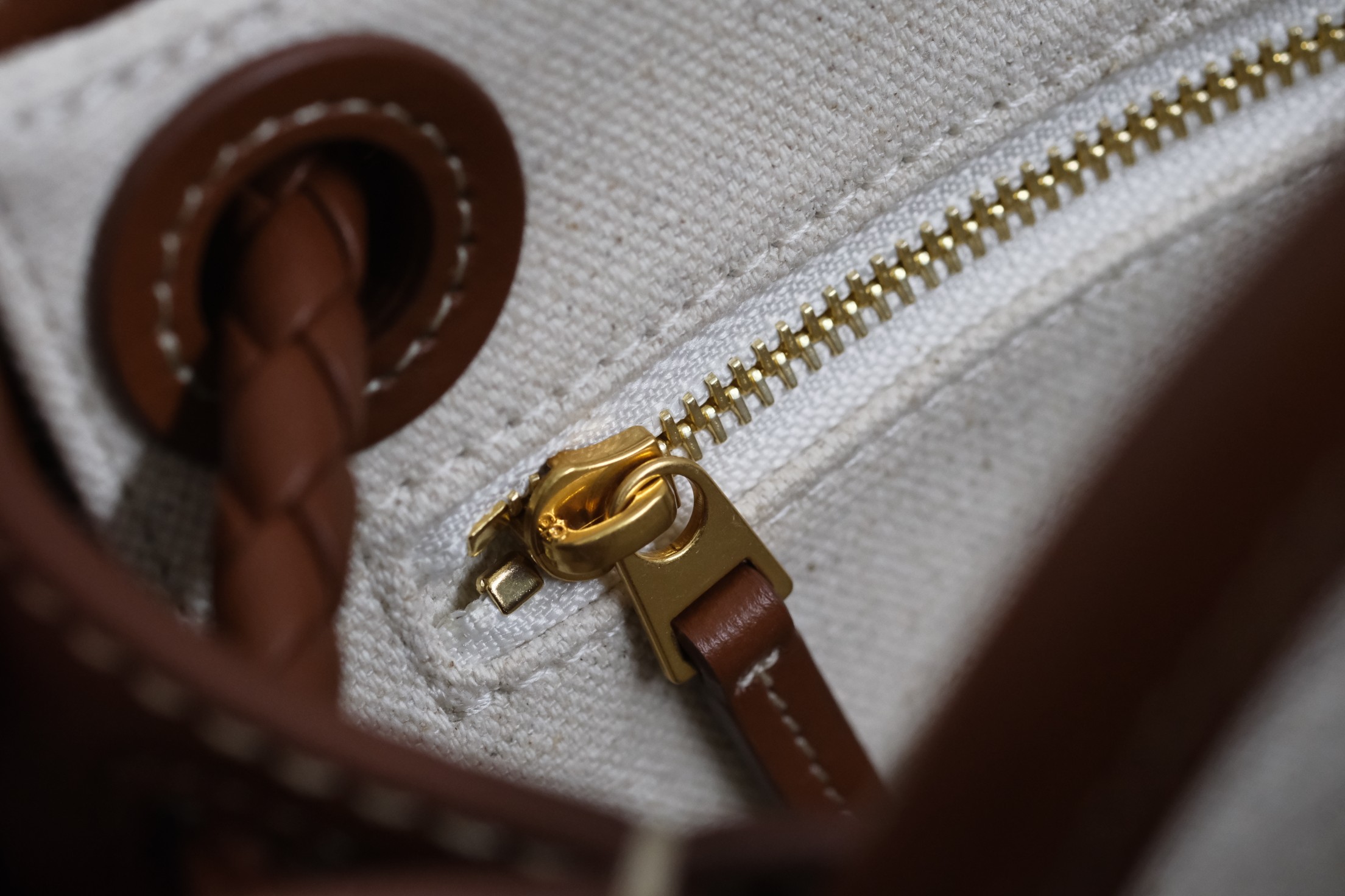 Bottega Veneta The hardware is made of pure copper. Here we focus on why "linen canvas" is expensive. Compared with Lao Luo's, the linen canvas l