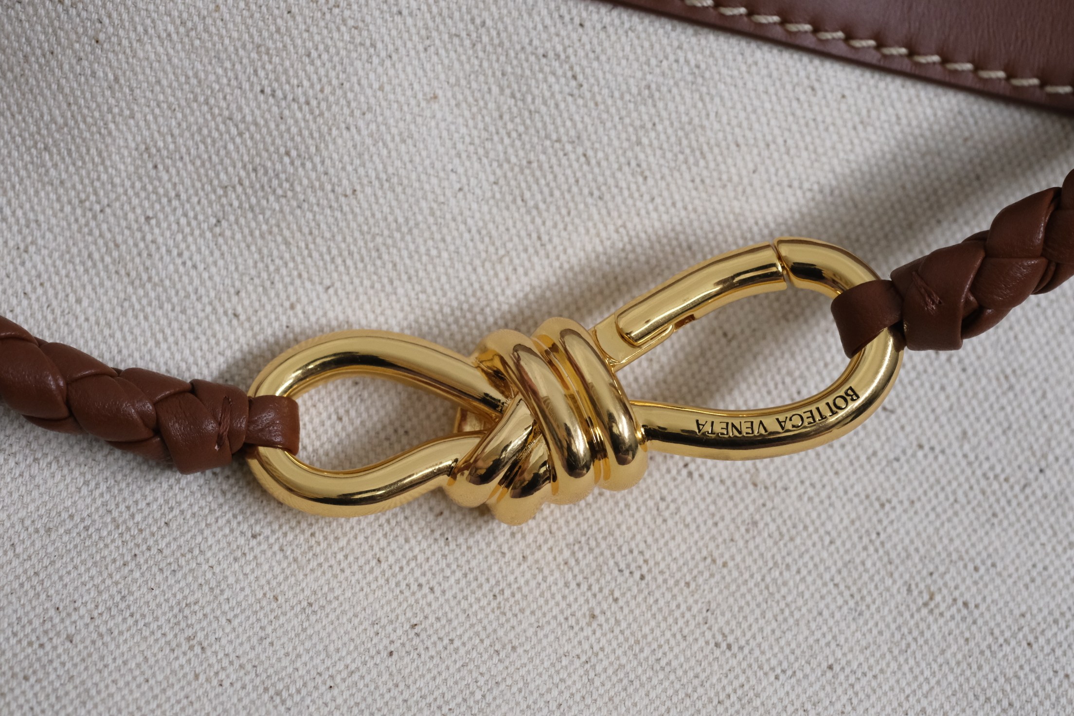 Bottega Veneta The hardware is made of pure copper. Here we focus on why "linen canvas" is expensive. Compared with Lao Luo's, the linen canvas l