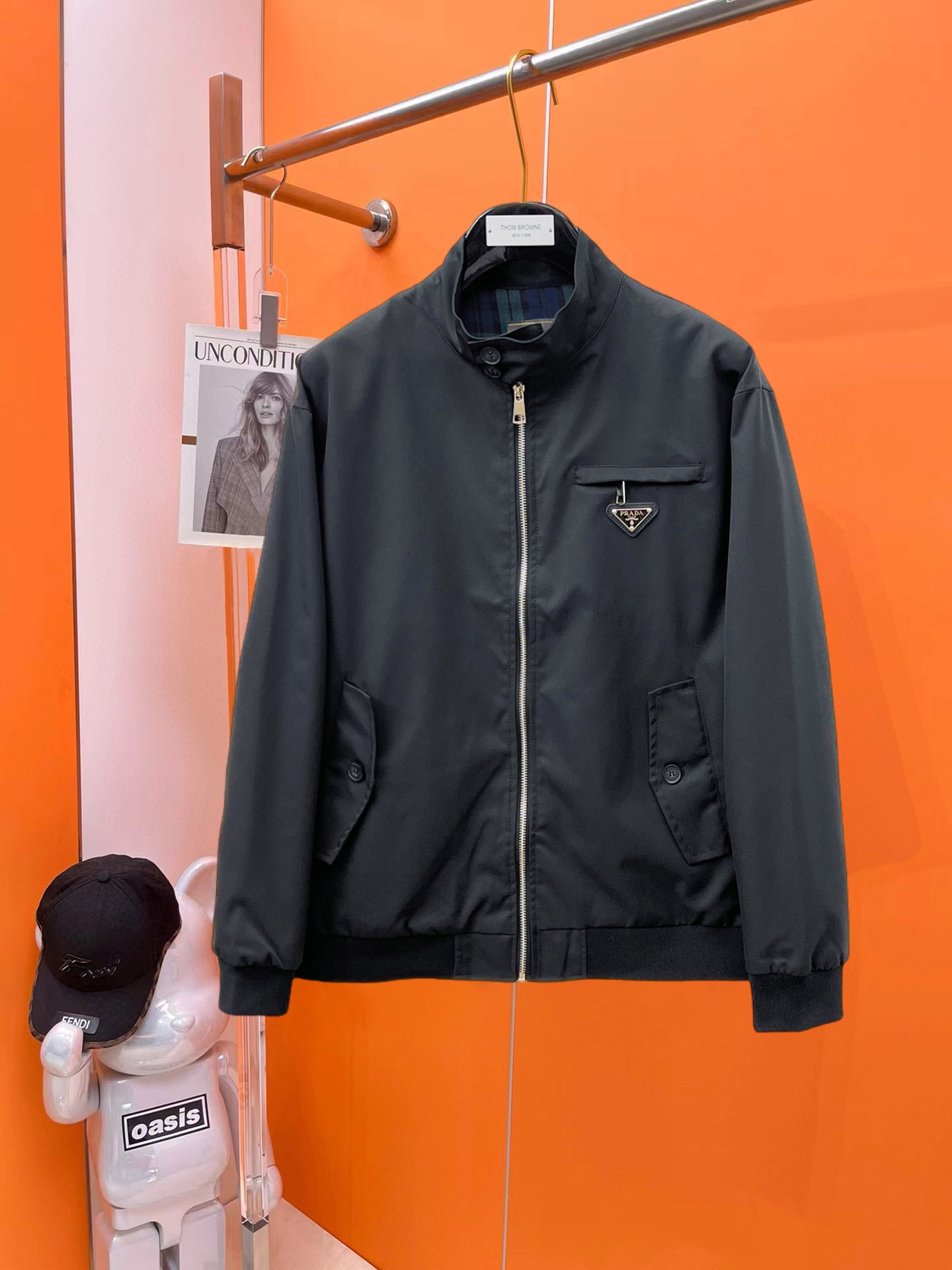 NO:647311,Prada's 2025 new autumn jacket, the new product on the show is in perfect condition, comfortable and warm to wear on both sides, complete with three labels, full and attractive color, very outstanding design, easily enhances the fashion sense, extremely elegant and rigorous workmanship, neat and meticulous wiring!  A masterpiece from a famous designer!  The upper body does not look bloated and is super handsome!  Available sizes M ~ XXXL,,prada,jackets & coats,jackets & coats,alexander wang19860909普拉达 2025秋季新款夹克外套,秀场新品品相非常完美,双面穿舒适保暖,三标齐全色泽饱满诱人,非常出彩的设计,轻松将时髦感进阶,做工极为考究严谨,走线工整细致！大牌设计师巨作！上身不显臃肿、超级帅气！现货码数M ～ XXXL,,prada,jackets & coats,jackets & coats,alexander wang,Men's clothing