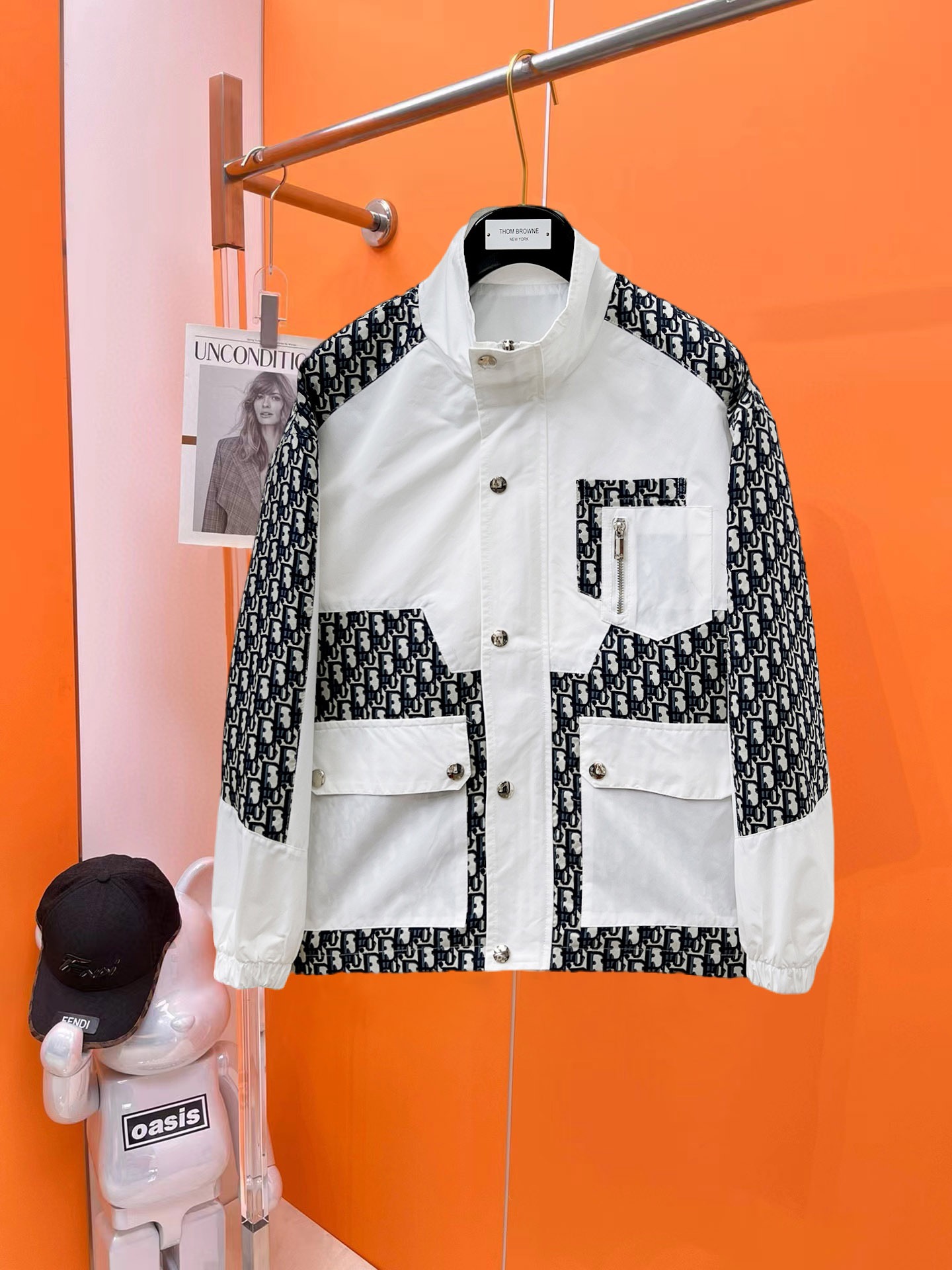 NO:647316,Dior's 2025 new autumn jacket, the new product on the show is in perfect condition, comfortable and warm to wear on both sides, complete with three labels, full and attractive colors, very outstanding design, easily upgrades the fashion sense, extremely elegant and rigorous workmanship, neat and meticulous wiring!  A masterpiece from a famous designer!  The upper body does not look bloated and is super handsome!  Available sizes M ~ XXXL,,dior,jackets & coats,jackets & coats,alexander wang19860909迪奥 2025秋季新款夹克外套,秀场新品品相非常完美,双面穿舒适保暖,三标齐全色泽饱满诱人,非常出彩的设计,轻松将时髦感进阶,做工极为考究严谨,走线工整细致！大牌设计师巨作！上身不显臃肿、超级帅气！现货码数M ～ XXXL,,dior,jackets & coats,jackets & coats,alexander wang,Men's clothing