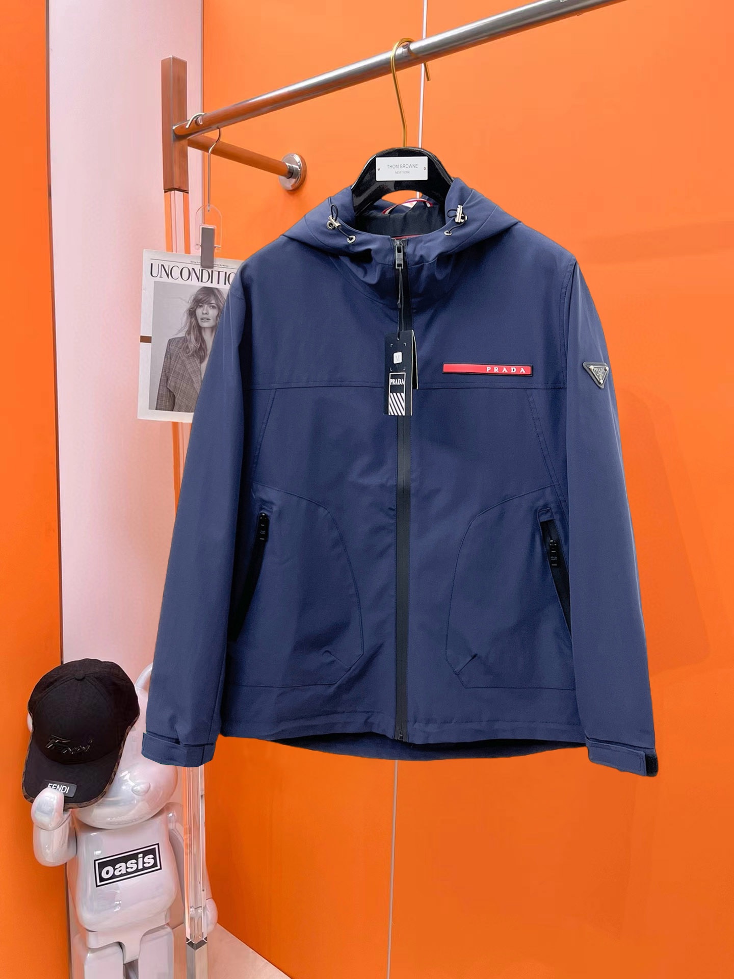 NO:540968,Prada 2025 autumn new jacket jacket, the new product on the show is perfect, comfortable and warm when worn on both sides, full and attractive colors, and a very outstanding design that easily advances the sense of fashion, extremely exquisite workmanship, neat and meticulous routes!  A masterpiece of a big-name designer!  The upper body doesn't look bloated and super handsome!  Spot code M ~ XXXL,,prada,jackets & coats,jackets & coats,alexander wang19860909普拉达 2025秋季新款夹克外套,秀场新品品相非常完美,双面穿舒适保暖,三标齐全色泽饱满诱人,非常出彩的设计,轻松将时髦感进阶,做工极为考究严谨,走线工整细致！大牌设计师巨作！上身不显臃肿、超级帅气！现货码数M ～ XXXL,,prada,jackets & coats,jackets & coats,alexander wang,Men's clothing