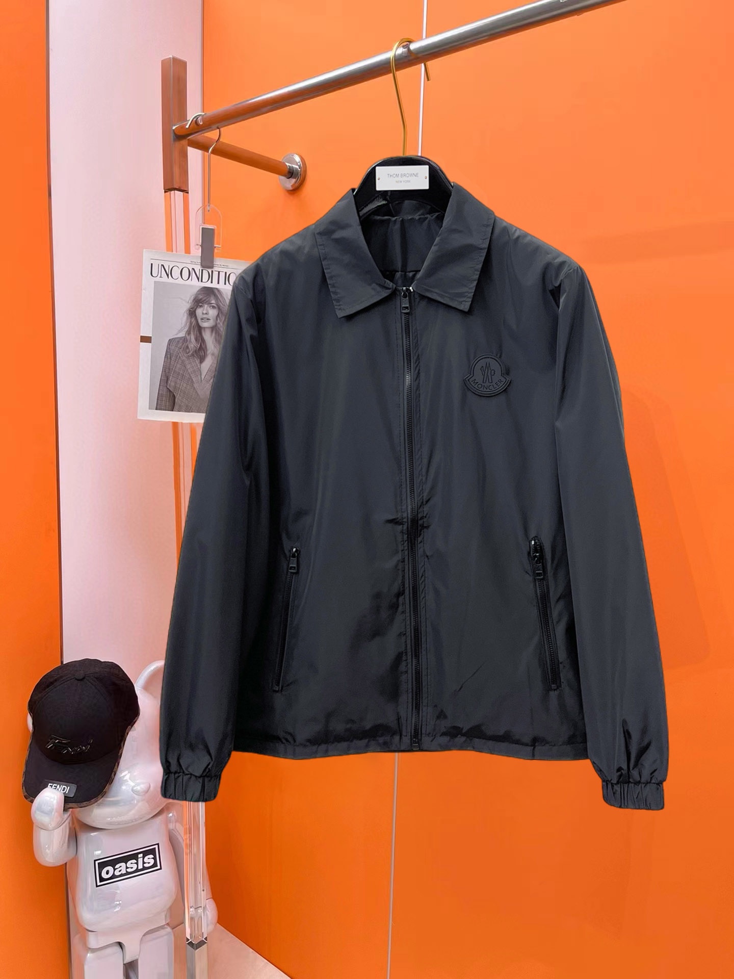 NO:540942,The new 2025 autumn jacket, the new product on the show is perfect, comfortable and warm when worn on both sides, the three-standard full color and attractive, and the very outstanding design easily advances the sense of fashion. The workmanship is extremely exquisite and rigorous, and the wiring is neat and meticulous!  A masterpiece of a big-name designer!  The upper body doesn't look bloated and super handsome!  Spot code M ~ XXXL,,Moncler,jackets & coats,jackets & coats,alexander wang19860909蒙口 2025秋季新款夹克外套,秀场新品品相非常完美,双面穿舒适保暖,三标齐全色泽饱满诱人,非常出彩的设计,轻松将时髦感进阶,做工极为考究严谨,走线工整细致！大牌设计师巨作！上身不显臃肿、超级帅气！现货码数M ～ XXXL,,Moncler,jackets & coats,jackets & coats,alexander wang,Men's clothing