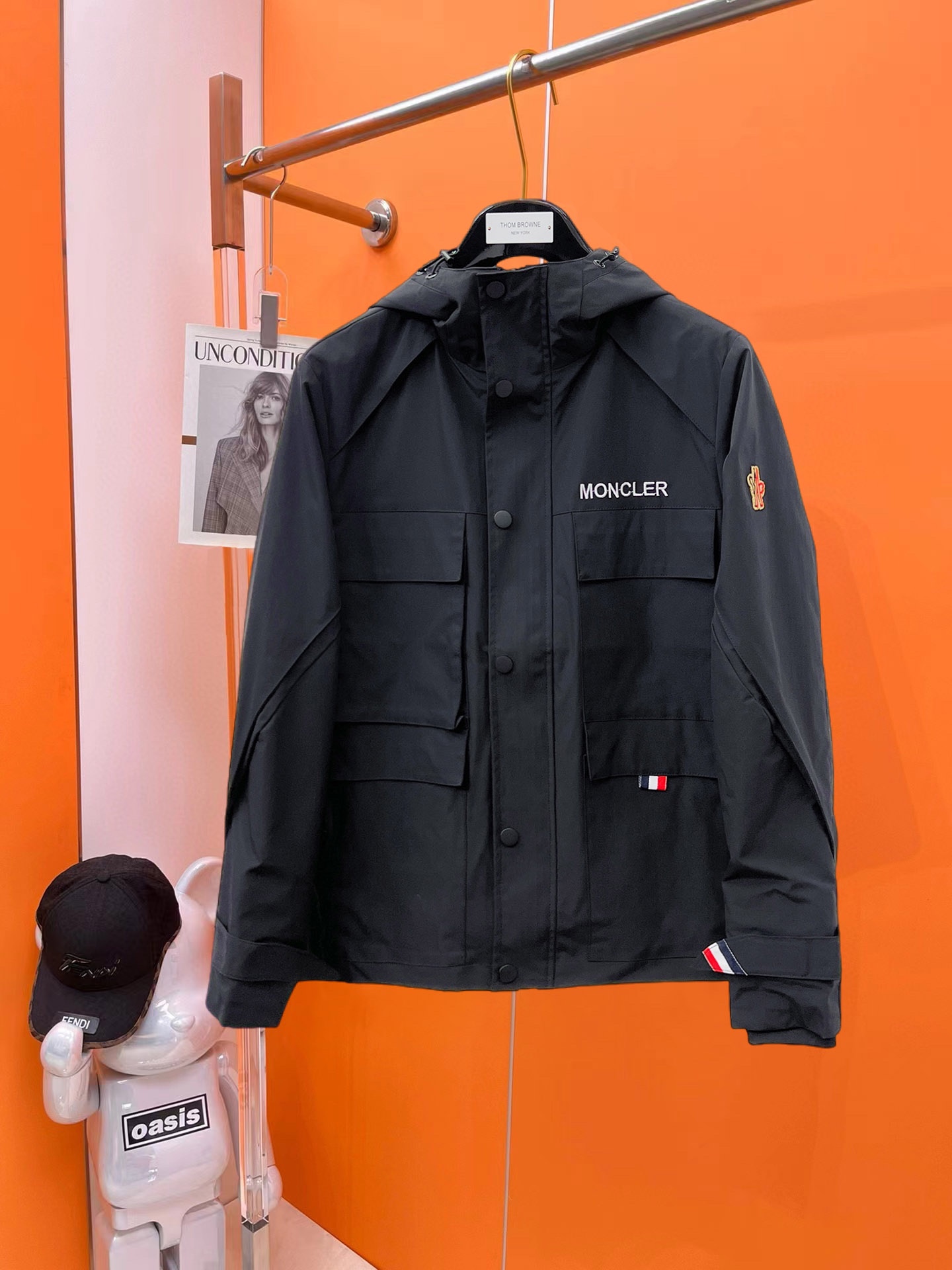 NO:540945,The new 2025 autumn jacket, the new product on the show is perfect, comfortable and warm when worn on both sides, the three-standard full color and attractive, and the very outstanding design easily advances the sense of fashion. The workmanship is extremely exquisite and rigorous, and the wiring is neat and meticulous!  A masterpiece of a big-name designer!  The upper body doesn't look bloated and super handsome!  Spot code M ~ XXXL,,Moncler,jackets & coats,jackets & coats,alexander wang19860909蒙口 2025秋季新款夹克外套,秀场新品品相非常完美,双面穿舒适保暖,三标齐全色泽饱满诱人,非常出彩的设计,轻松将时髦感进阶,做工极为考究严谨,走线工整细致！大牌设计师巨作！上身不显臃肿、超级帅气！现货码数M ～ XXXL,,Moncler,jackets & coats,jackets & coats,alexander wang,Men's clothing