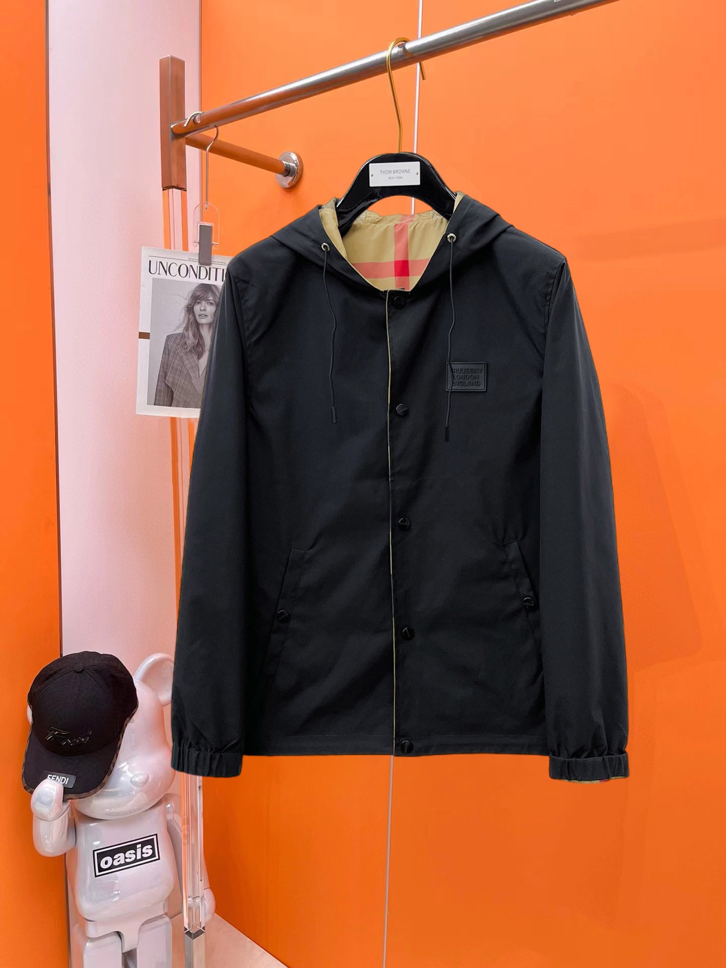 NO:540948,Burberry's 2025 autumn new jacket jacket, the new product on the show is perfect, comfortable and warm when worn on both sides, full and attractive in three standards, and a very outstanding design that easily advances the sense of fashion, extremely exquisite and rigorous workmanship, neat and meticulous route!  A masterpiece of a big-name designer!  The upper body doesn't look bloated and super handsome!  Spot code M ~ XXXL,,burberry,jackets & coats,jackets & coats,alexander wang19860909巴宝莉 2025秋季新款夹克外套,秀场新品品相非常完美,双面穿舒适保暖,三标齐全色泽饱满诱人,非常出彩的设计,轻松将时髦感进阶,做工极为考究严谨,走线工整细致！大牌设计师巨作！上身不显臃肿、超级帅气！现货码数M ～ XXXL,,burberry,jackets & coats,jackets & coats,alexander wang,Men's clothing