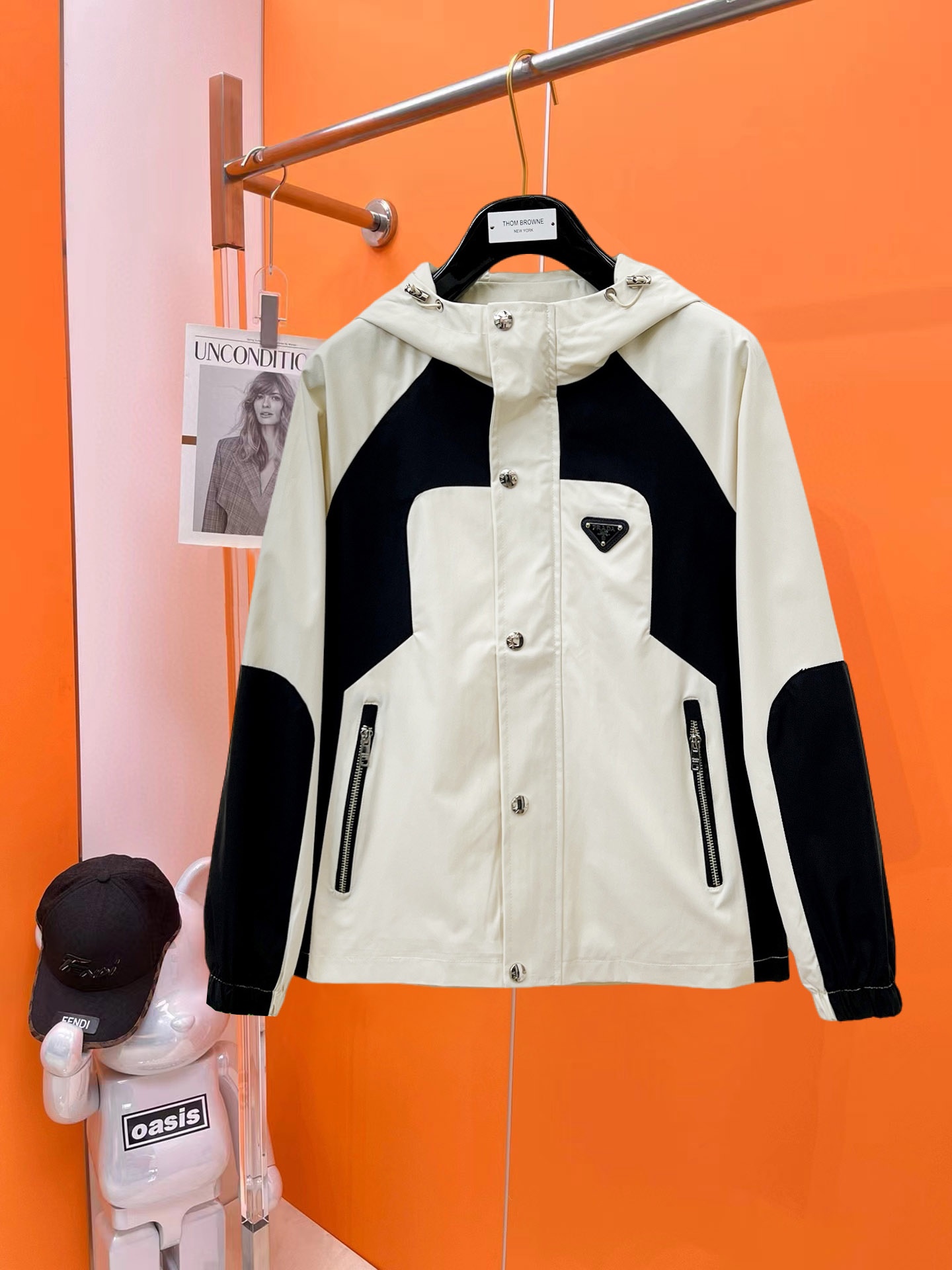 NO:540951,Prada 2025 autumn new jacket jacket, the new product on the show is perfect, comfortable and warm when worn on both sides, full and attractive colors, and a very outstanding design that easily advances the sense of fashion, extremely exquisite workmanship, neat and meticulous routes!  A masterpiece of a big-name designer!  The upper body doesn't look bloated and super handsome!  Spot code M ~ XXXL,,prada,jackets & coats,jackets & coats,alexander wang19860909普拉达 2025秋季新款夹克外套,秀场新品品相非常完美,双面穿舒适保暖,三标齐全色泽饱满诱人,非常出彩的设计,轻松将时髦感进阶,做工极为考究严谨,走线工整细致！大牌设计师巨作！上身不显臃肿、超级帅气！现货码数M ～ XXXL,,prada,jackets & coats,jackets & coats,alexander wang,Men's clothing