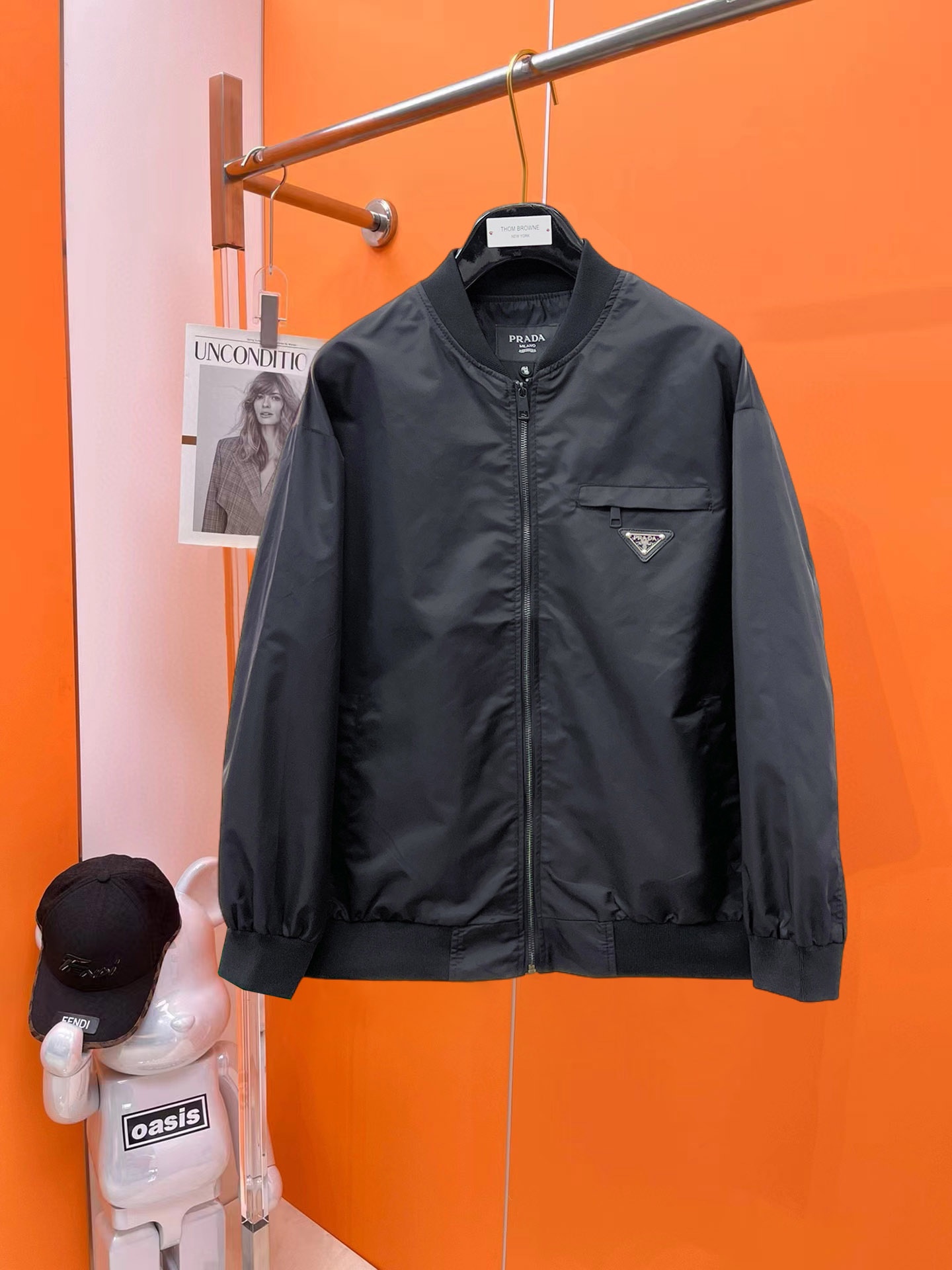 NO:540954,Prada 2025 autumn new jacket jacket, the new product on the show is perfect, comfortable and warm when worn on both sides, full and attractive colors, and a very outstanding design that easily advances the sense of fashion, extremely exquisite workmanship, neat and meticulous routes!  A masterpiece of a big-name designer!  The upper body doesn't look bloated and super handsome!  Spot code M ~ XXXL,,prada,jackets & coats,jackets & coats,alexander wang19860909普拉达 2025秋季新款夹克外套,秀场新品品相非常完美,双面穿舒适保暖,三标齐全色泽饱满诱人,非常出彩的设计,轻松将时髦感进阶,做工极为考究严谨,走线工整细致！大牌设计师巨作！上身不显臃肿、超级帅气！现货码数M ～ XXXL,,prada,jackets & coats,jackets & coats,alexander wang,Men's clothing