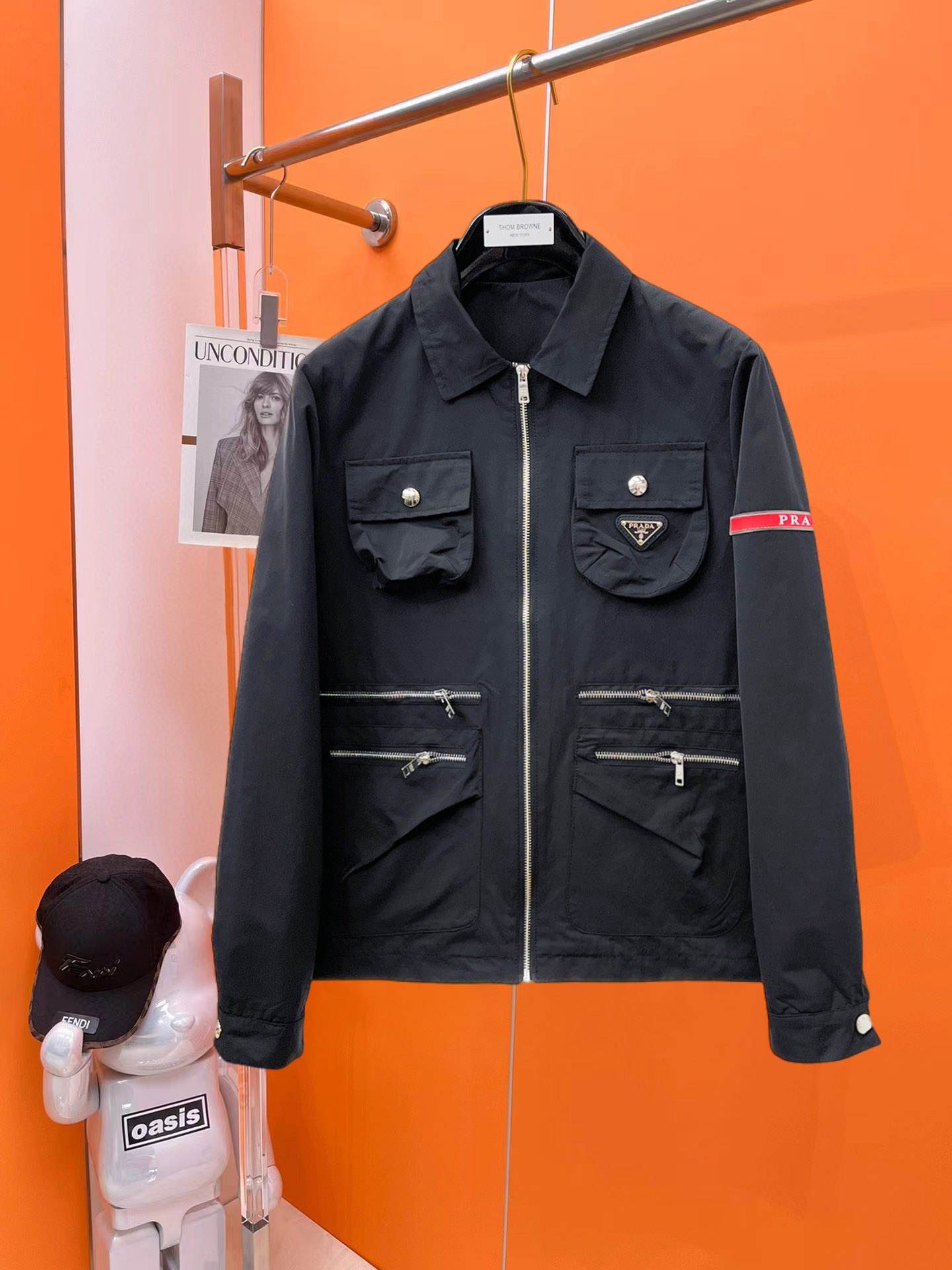 NO:540957,Prada 2025 autumn new jacket jacket, the new product on the show is perfect, comfortable and warm when worn on both sides, full and attractive colors, and a very outstanding design, which easily advances the sense of fashion, extremely exquisite workmanship, neat and meticulous routes!  A masterpiece of a big-name designer!  The upper body doesn't look bloated and super handsome!  Spot code M ~ XXXL,,prada,jackets & coats,jackets & coats,alexander wang19860909普拉达 2025秋季新款夹克外套,秀场新品品相非常完美,双面穿舒适保暖,三标齐全色泽饱满诱人,非常出彩的设计,轻松将时髦感进阶,做工极为考究严谨,走线工整细致！大牌设计师巨作！上身不显臃肿、超级帅气！现货码数M ～ XXXL,,prada,jackets & coats,jackets & coats,alexander wang,Men's clothing