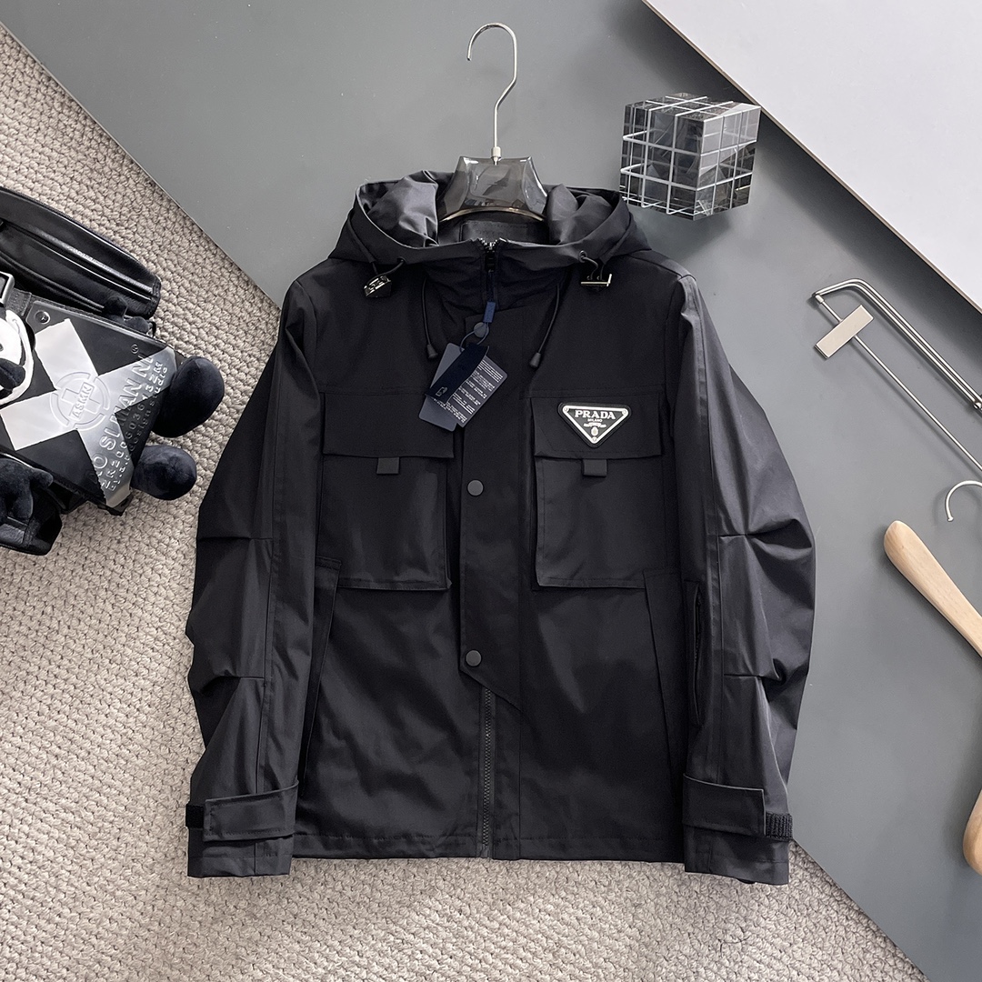 NO:571526,Prada 2025 new autumn jacket, the new product on the show is in perfect condition, double-sided, comfortable and warm, complete with three labels, full of attractive colors, very outstanding design, easily upgrades the sense of fashion, extremely elegant and rigorous workmanship, neat and meticulous wiring, big-name designer masterpiece, the upper body does not look bloated, super handsome, ready-made size M ~ XXXL,, prada, jackets & coats, jackets & coats, alexander wang19860909普拉达 2025秋季新款夹克外套,秀场新品品相非常完美,双面穿舒适保暖,三标齐全色泽饱满诱人,非常出彩的设计,轻松将时髦感进阶,做工极为考究严谨,走线工整细致大牌设计师巨作上身不显臃肿、超级帅气现货码数M ～ XXXL,,prada,jackets & coats,jackets & coats,alexander wang,Men's clothing