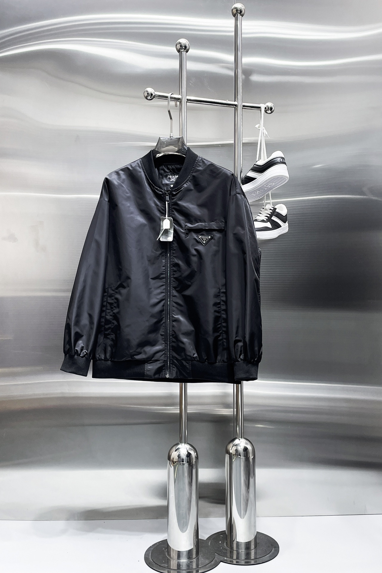 NO:519355,Prada's new spring jacket for 2025, the new product on the show is perfect, comfortable and warm when worn on both sides, three-standard full colors and attractive colors, and the very outstanding design easily advances the sense of fashion, the workmanship is extremely exquisite and rigorous, and the wiring is neat and meticulous!  A masterpiece of a big-name designer!  The upper body doesn't look bloated and super handsome!  Spot code M ~ XXXL,,prada,jackets & coats,jackets & coats,alexander wang19860909普拉达 2025春季新款夹克外套,秀场新品品相非常完美,双面穿舒适保暖,三标齐全色泽饱满诱人,非常出彩的设计,轻松将时髦感进阶,做工极为考究严谨,走线工整细致！大牌设计师巨作！上身不显臃肿、超级帅气！现货码数M ～ XXXL,,prada,jackets & coats,jackets & coats,alexander wang,Men's clothing