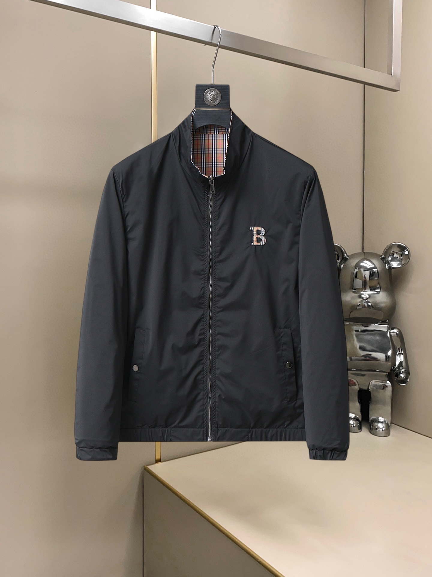 NO:607498,Burberry's new autumn and winter men's jackets, the original high-end version with all three labels!  Custom-made fabrics at the counter are highly breathable and comfortable, with impeccable details, brand element design concepts, and professional purchase-level reflection of high quality. It feels delicate and soft!  It presents a casual cut and the upper body shape is awesome!  Size M～XXXL,,burberry,jackets & coats,jackets & coats,alexander wang19860909巴宝莉 秋冬新款男士夹克外套,原单三标齐全高端版本！专柜定制面料 透气舒适度高,细节无可挑剔,品牌元素设计理念,专业代购级体现高品质.手感细腻柔软！呈现休闲裁剪,上身版型超赞！码数M～XXXL,,burberry,jackets & coats,jackets & coats,alexander wang,Men's clothing