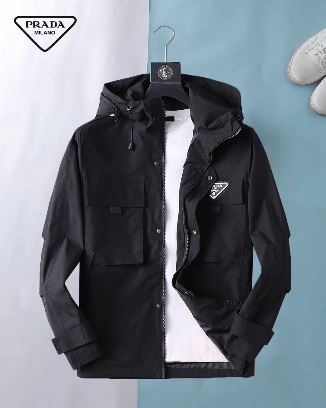 NO:735853,Same style as Prada official website, on sale in advance!  2026 spring new men's jacket, high-end version with original order and three standards!  With hidden hood, custom-made fabrics at the counter, highly breathable and comfortable, impeccable details, brand element design concept, reflecting high quality. It feels delicate and soft!  It presents a casual cut and the upper body shape is awesome!  Size M～3XL, maximum wearing capacity is 195 catties.,,prada,jackets & coats,jackets & coats,hats,19860909普拉达 官网同款,提前发售！2026春季新款男士夹克外套,原单三标齐全高端版本！带隐藏帽,专柜定制面料 透气舒适度高,细节无可挑剔,品牌元素设计理念,体现高品质.手感细腻柔软！呈现休闲裁剪,上身版型超赞！码数M～3XL,最大穿195斤.,,prada,jackets & coats,jackets & coats,hats,,Men's clothing