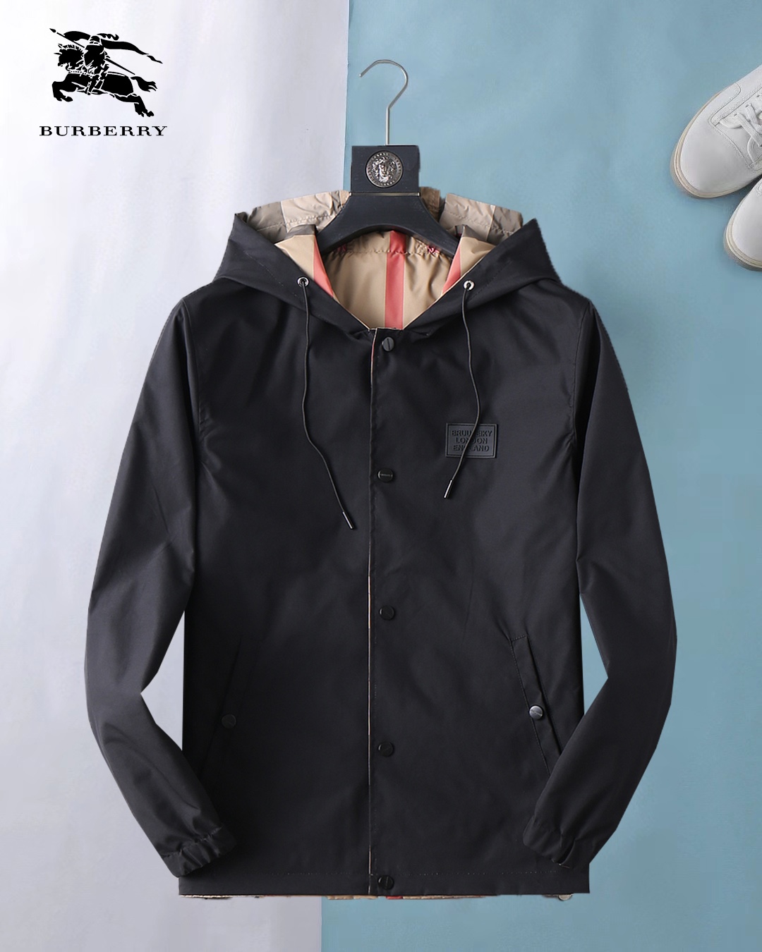 NO:735858,Same style as Burberry official website, on sale in advance!  2026 spring new men's jacket, high-end version with original order and three standards!  With hidden hood, custom-made fabrics at the counter, highly breathable and comfortable, impeccable details, brand element design concept, reflecting high quality. It feels delicate and soft!  It presents a casual cut and the upper body shape is awesome!  Size M～3XL, maximum wearing capacity is 195 catties.,,burberry,jackets & coats,jackets & coats,hats,19860909巴宝莉 官网同款,提前发售！2026春季新款男士夹克外套,原单三标齐全高端版本！带隐藏帽,专柜定制面料 透气舒适度高,细节无可挑剔,品牌元素设计理念,体现高品质.手感细腻柔软！呈现休闲裁剪,上身版型超赞！码数M～3XL,最大穿195斤.,,burberry,jackets & coats,jackets & coats,hats,,Men's clothing