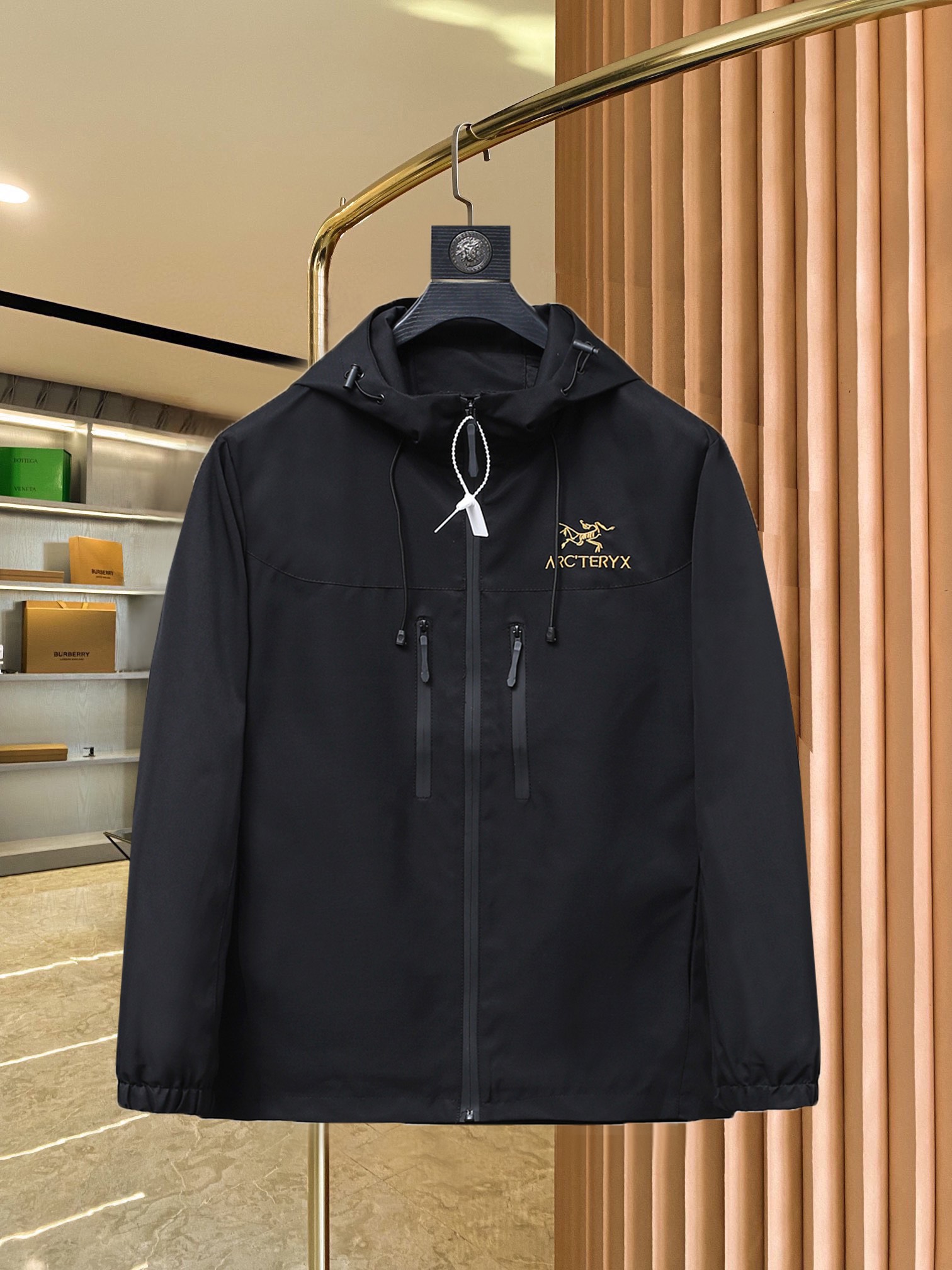 NO:521809,The main recommendation is the latest spring style of Archaeoptera Bird 2025ss spring, the latest covert stand collar hidden hat design casual jacket. High-end quality, pattern fabrics and hardware are customized 1:1 in the counter, breathable and comfortable, suitable for fabrics. The logo adopts the current popular embroidery design. The upper body is handsome and stylish, without any restraint, and the upper body is super comfortable!  The whole piece is super cool and upscale!  The upper body is not thick, showing the fashionable and personalized atmosphere!  Number of codes: M-XXXL H2025 new model first release, arc'teryx, Moncler, jackets & coats, hats, alexander wang19860909主推 始祖鸟2025ss春季最新款蒙口立领隐藏帽设计休闲外套 高端品质、版型面料五金都是专柜1:1定制,透气舒适合成面料,Logo采用时下流行刺绣设计,上身帅气有型,一点不拘束、上身超级舒适！整件超级酷炫上档次！上身不厚重,尽显时尚个性气息！ 码数:M-XXXL H2025新款首发,arc'teryx,Moncler,jackets & coats,hats,alexander wang,Men's clothing