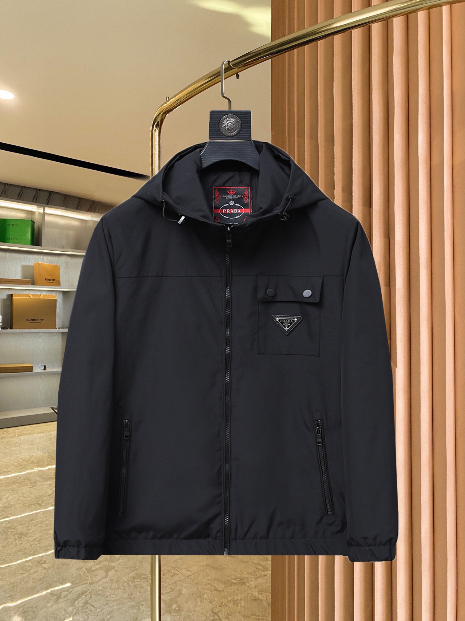 NO:521811,The main recommendation is Prada 2025ss Spring latest style covert stand collar hidden hat design casual jacket. High-end quality, pattern fabrics and hardware are customized 1:1 in the counter, breathable and comfortable, suitable for fabrics. The logo adopts the current popular embroidery design. The upper body is handsome and stylish, without any restraint, and the upper body is super comfortable!  The whole piece is super cool and upscale!  The upper body is not thick, showing the fashionable and personalized atmosphere!  Number of codes: M-XXXL H2025 new model first release, prada, Moncler, jackets & coats, hats, alexander wang19860909主推 普拉达 2025ss春季最新款蒙口立领隐藏帽设计休闲外套 高端品质、版型面料五金都是专柜1:1定制,透气舒适合成面料,Logo采用时下流行刺绣设计,上身帅气有型,一点不拘束、上身超级舒适！整件超级酷炫上档次！上身不厚重,尽显时尚个性气息！ 码数:M-XXXL H2025新款首发,,prada,Moncler,jackets & coats,hats,alexander wang,Men's clothing