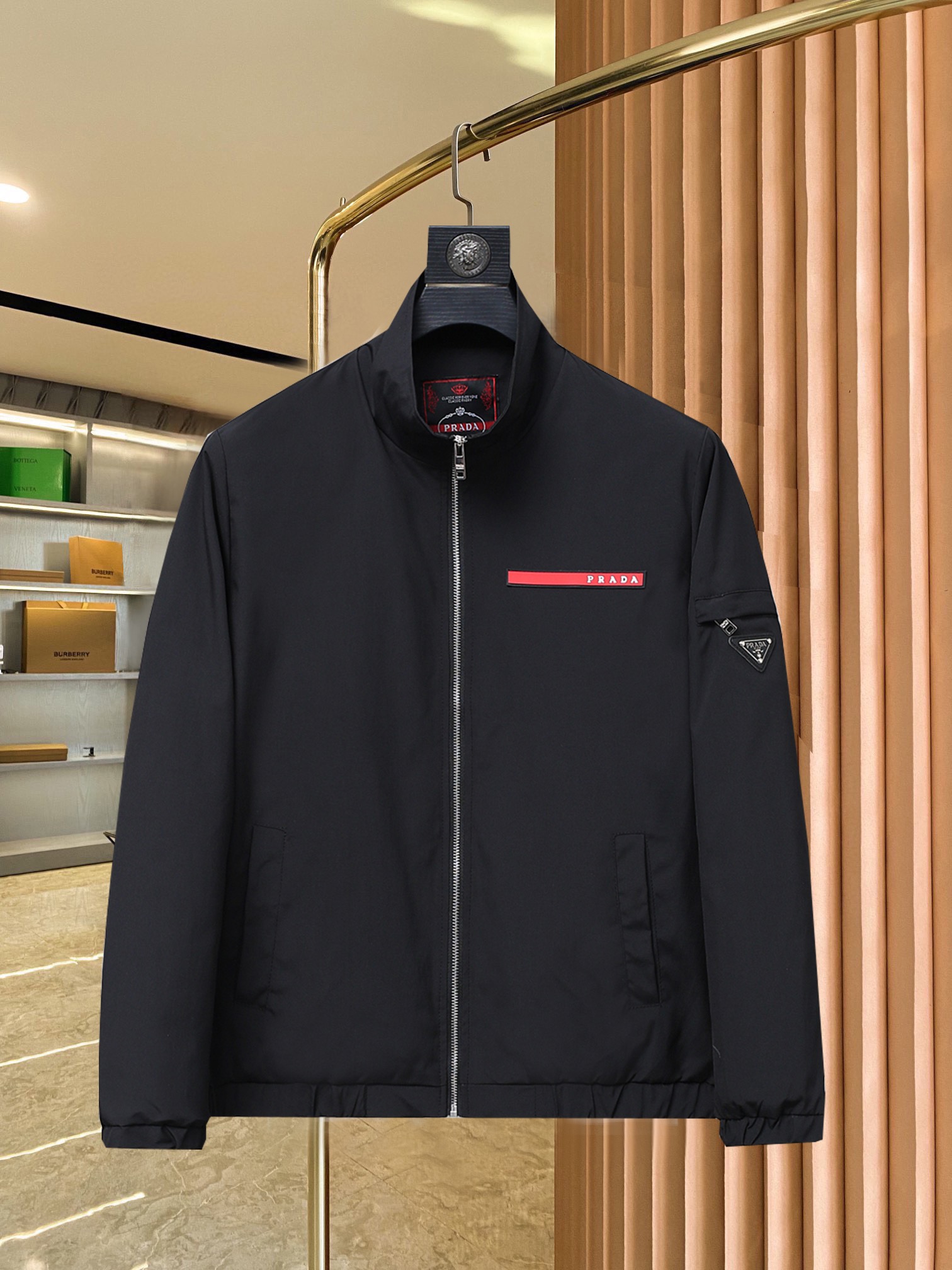 NO:521815,The main recommendation is Prada 2025ss Spring latest style covert stand collar hidden hat design casual jacket. High-end quality, pattern fabrics and hardware are customized 1:1 in the counter, breathable and comfortable, suitable for fabrics. The logo adopts the current popular embroidery design. The upper body is handsome and stylish, without any restraint, and the upper body is super comfortable!  The whole piece is super cool and upscale!  The upper body is not thick, showing the fashionable and personalized atmosphere!  Number of codes: M-XXXL H2025 new model first release, prada, Moncler, jackets & coats, hats, alexander wang19860909主推 普拉达 2025ss春季最新款蒙口立领隐藏帽设计休闲外套 高端品质、版型面料五金都是专柜1:1定制,透气舒适合成面料,Logo采用时下流行刺绣设计,上身帅气有型,一点不拘束、上身超级舒适！整件超级酷炫上档次！上身不厚重,尽显时尚个性气息！ 码数:M-XXXL H2025新款首发,,prada,Moncler,jackets & coats,hats,alexander wang,Men's clothing