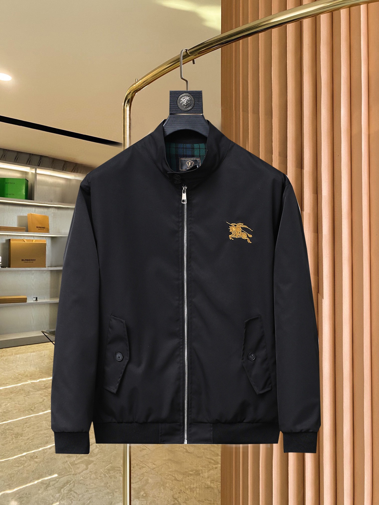 NO:521817,Mainly recommended Burberry 2025ss Spring latest style covert stand collar hidden hat design casual jacket. High-end quality, pattern fabric and hardware are customized 1:1 in the counter, breathable and comfortable, suitable for fabrics. The logo adopts the current popular embroidery design. The upper body is handsome and stylish, without any restraint, and the upper body is super comfortable!  The whole piece is super cool and upscale!  The upper body is not thick, showing the fashionable and personalized atmosphere!  Number of codes: M-XXXL H2025 new model first release, burberry, Moncler, jackets & coats, hats, alexander wang19860909主推 巴宝莉 2025ss春季最新款蒙口立领隐藏帽设计休闲外套 高端品质、版型面料五金都是专柜1:1定制,透气舒适合成面料,Logo采用时下流行刺绣设计,上身帅气有型,一点不拘束、上身超级舒适！整件超级酷炫上档次！上身不厚重,尽显时尚个性气息！ 码数:M-XXXL H2025新款首发,,burberry,Moncler,jackets & coats,hats,alexander wang,Men's clothing